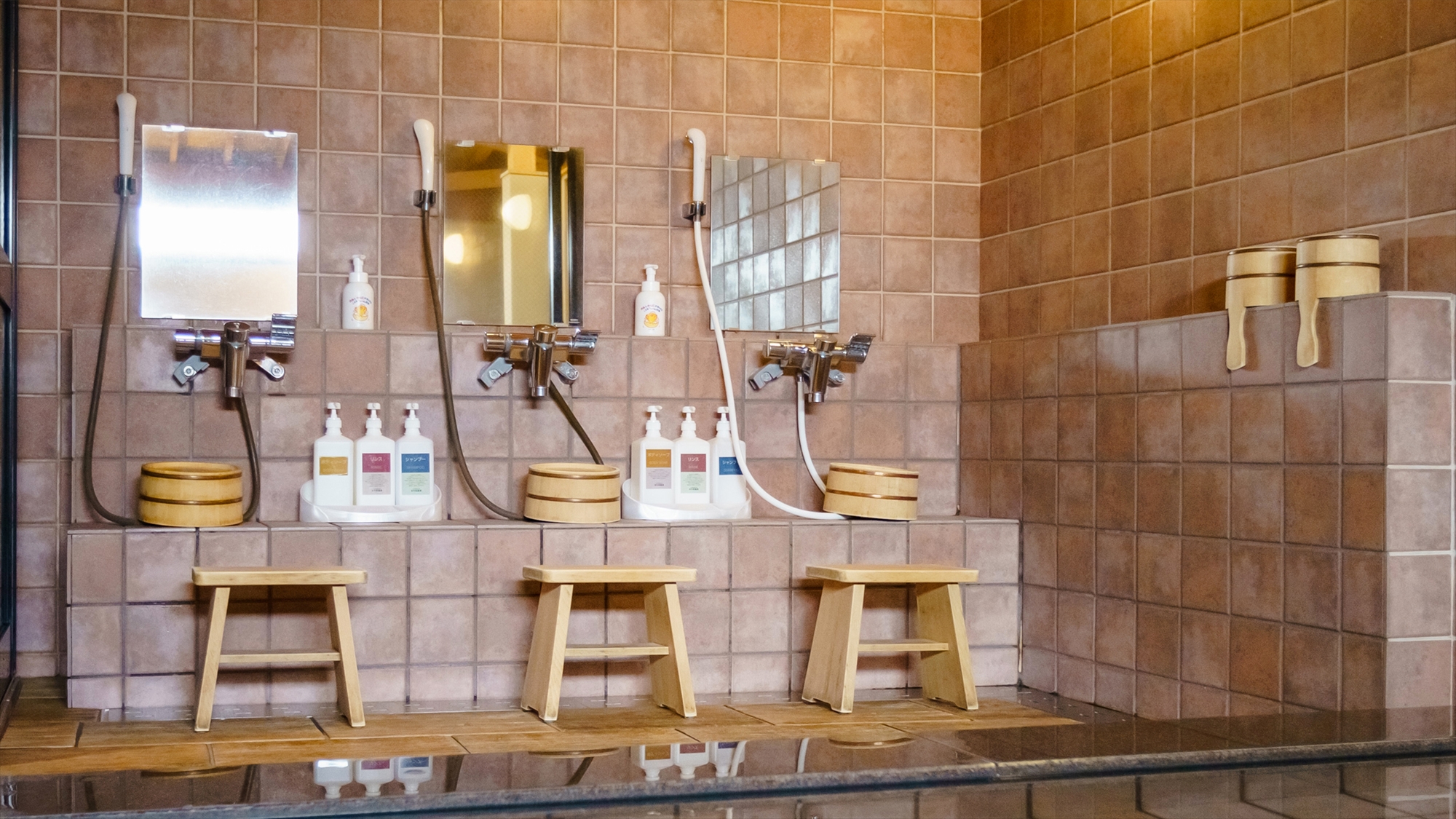 【旅館こぶし／貸切風呂】［洗い場］ 椅子シャワーも複数ご用意。お子様を洗う際、座ってどうぞ！
