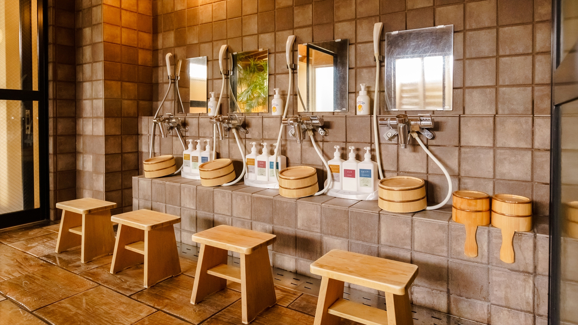 【旅館こぶし／貸切風呂】［洗い場］ 椅子シャワーも複数ご用意。お子様を洗う際、座ってどうぞ！