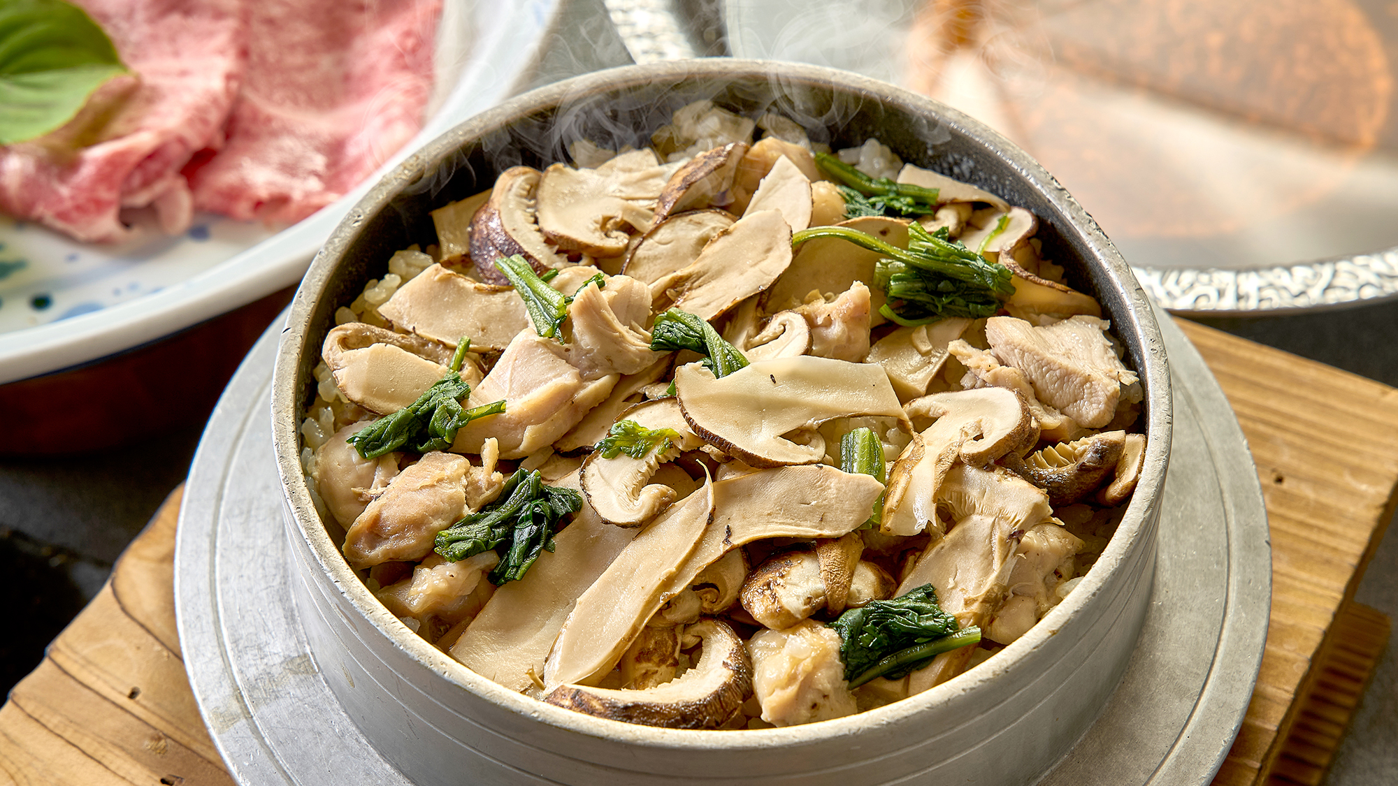 香りと旨みを閉じ込めた「松茸の釜炊きご飯」。ふたを開けた瞬間、秋の香りが広がります。