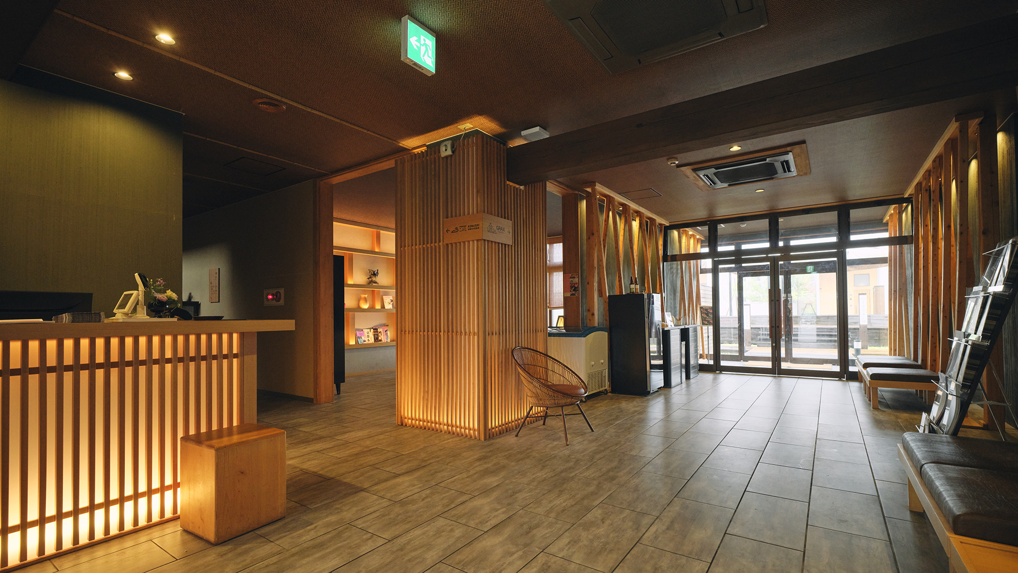 【旅館こぶし／ロビー】 モダンな和のテイストがお出迎え