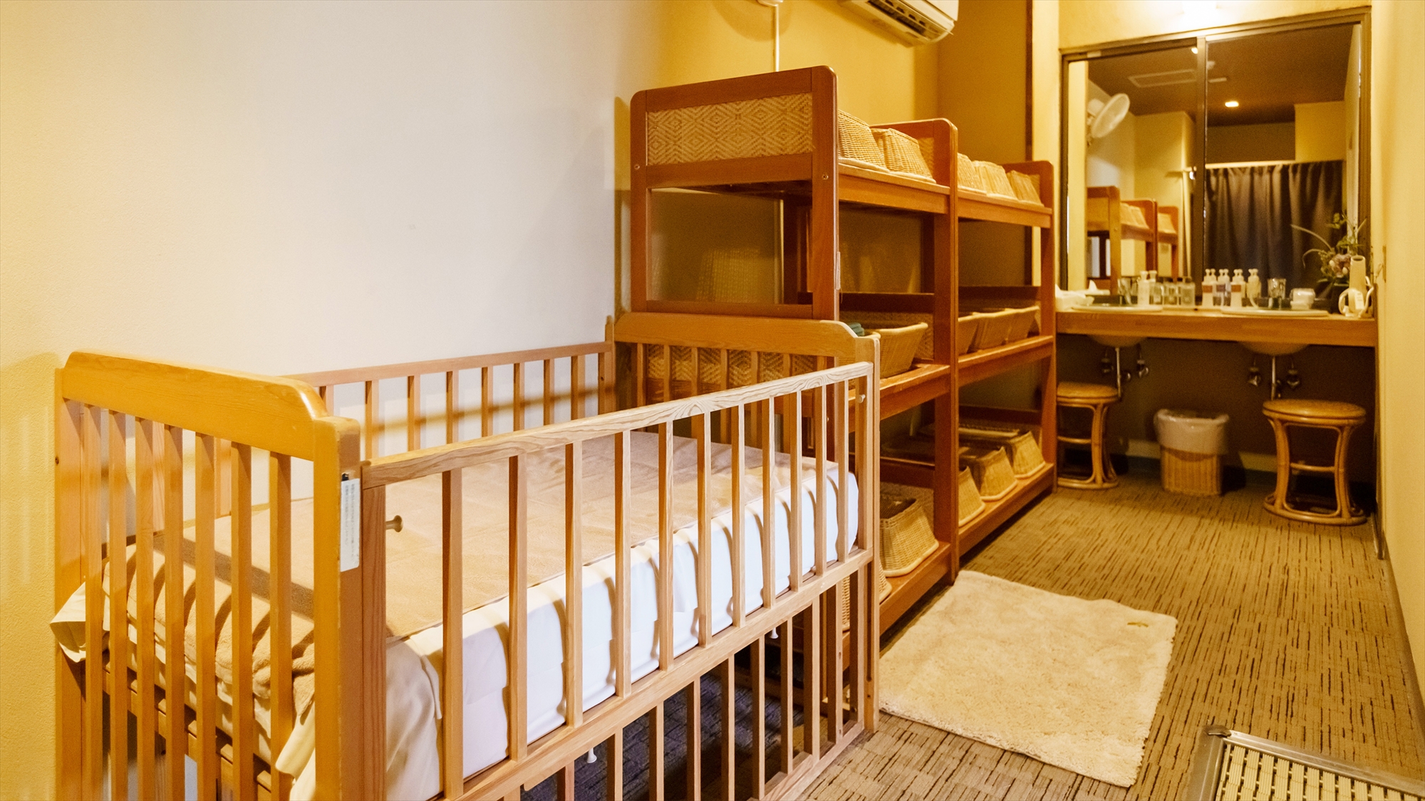 【旅館こぶし／貸切風呂】［脱衣所］ ベビーベッド完備で、湯上り赤ちゃんの着替えも安心。