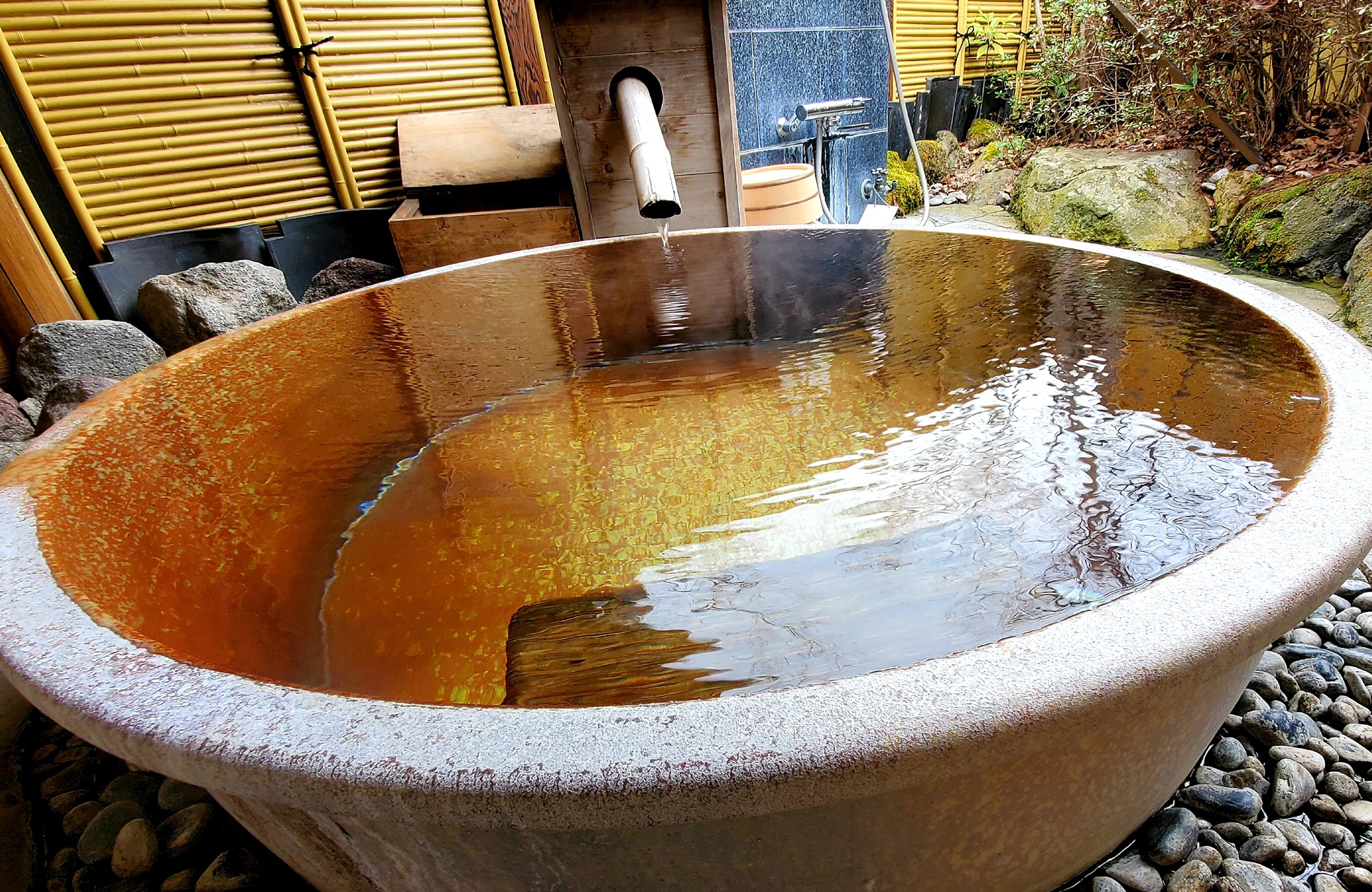 １階露天風呂付客室（ヒノキ風呂もしくは陶器風呂のいづれかの客室になります。）