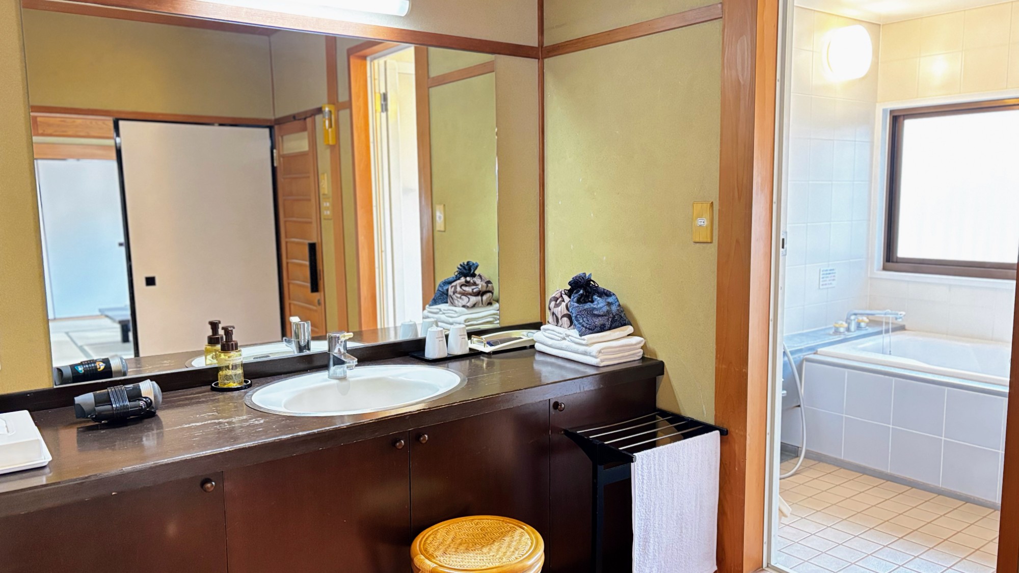 2階　和室10畳一間　洗面　バスルーム