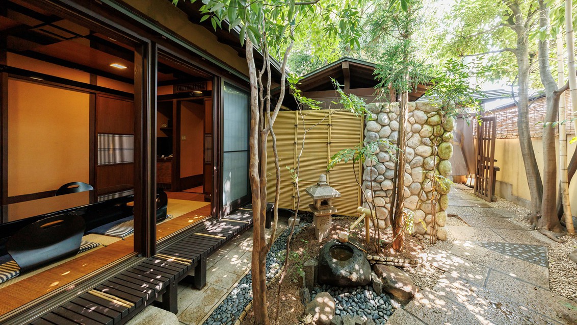 露天風呂付客室　離れ家「湯らく亭」　お庭 