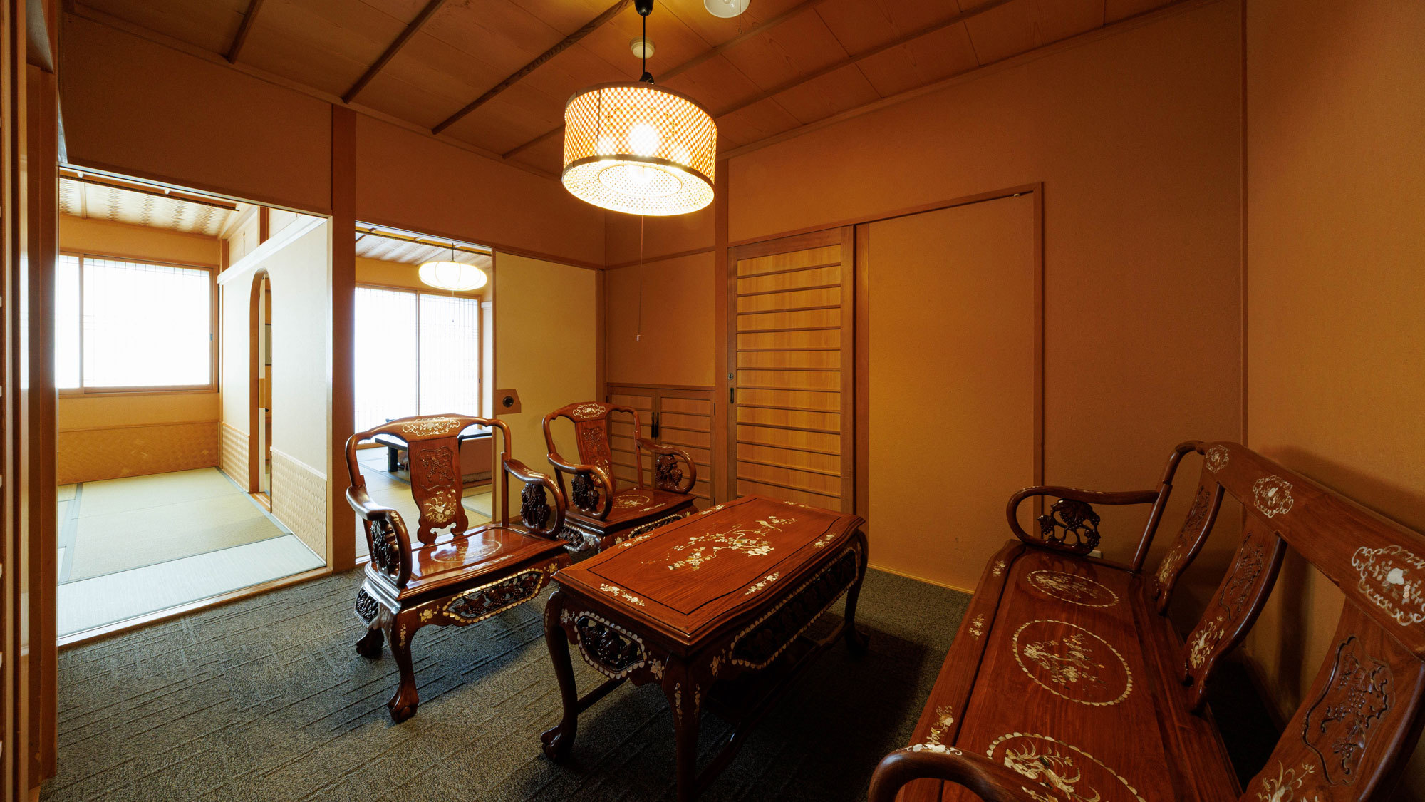 【特別室・橘】数寄屋造りの趣漂う優雅な寛ぎ空間／三間
