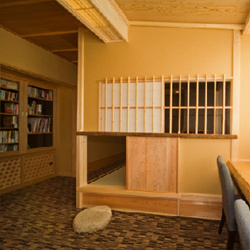A library is attached to the observation lounge.