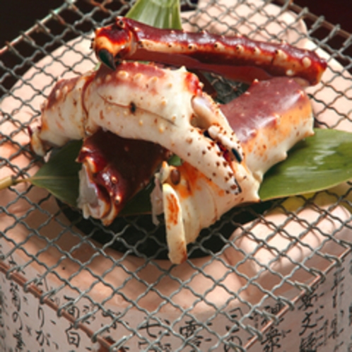 ぎっしりと身が詰まったタラバ蟹を豪快に網焼きで。…ご夕食の一例