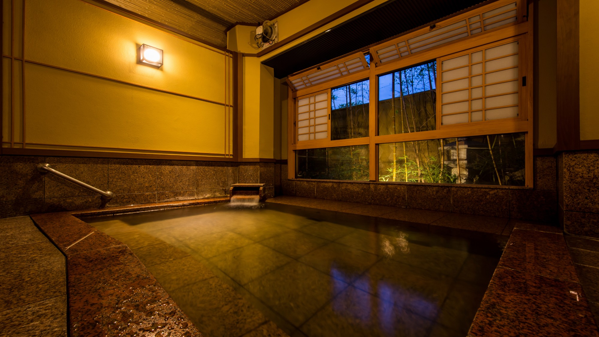 赤御影座敷風呂／夜の雰囲気