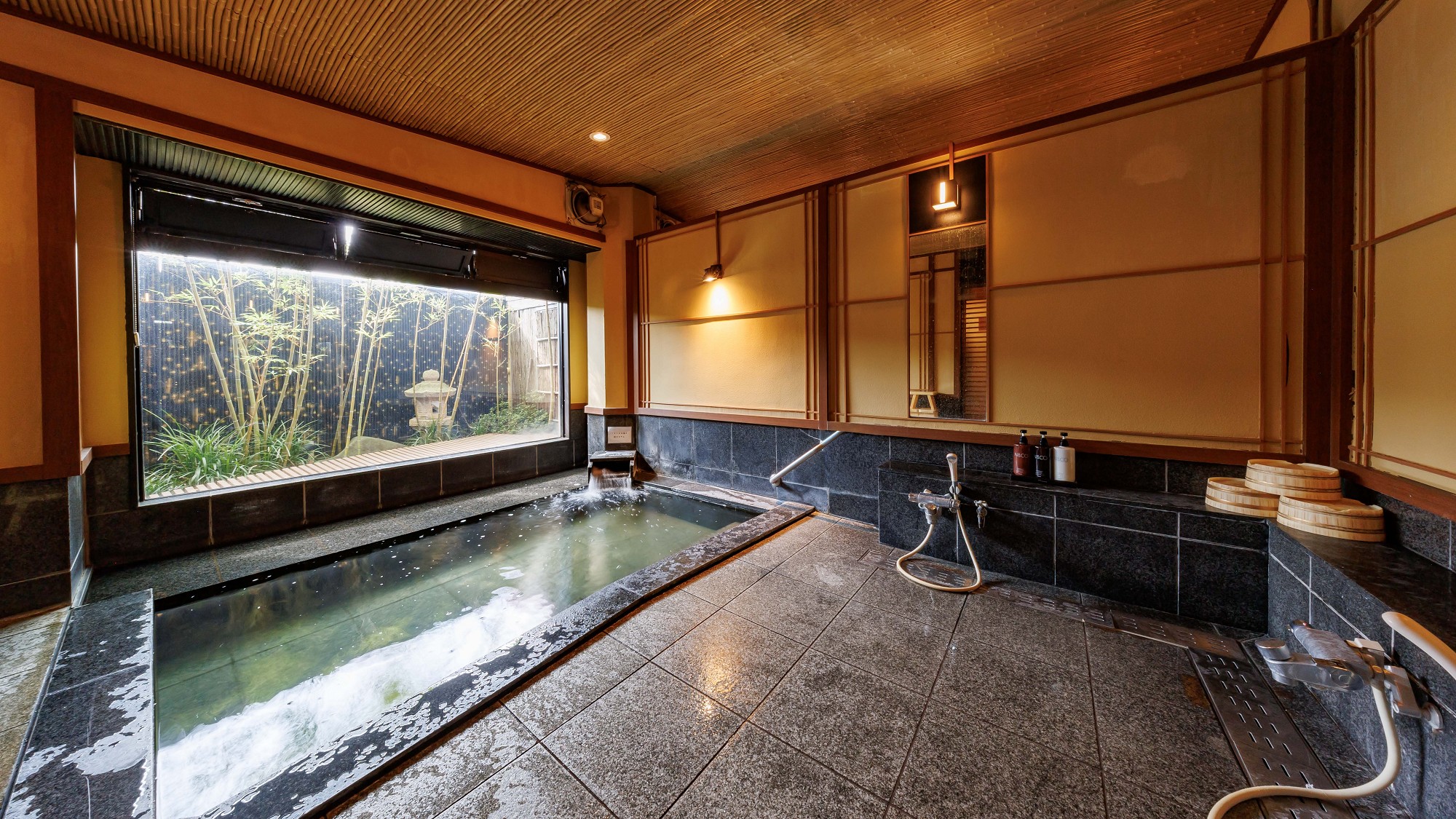 黒御影座敷風呂／一枚ガラス越しに、庭を望めます