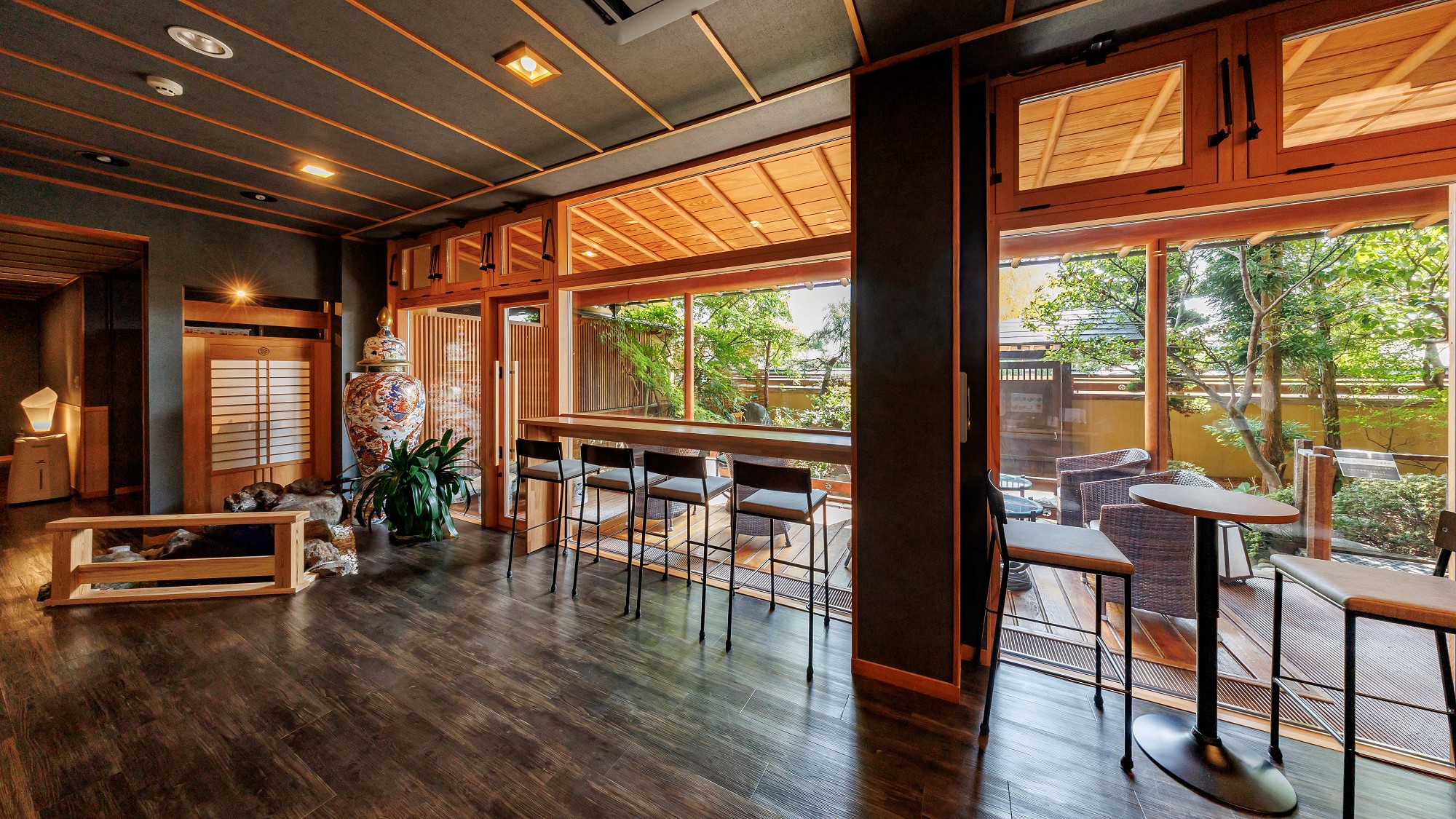 ラウンジ／明るい時間はお庭の景色を楽しめます  