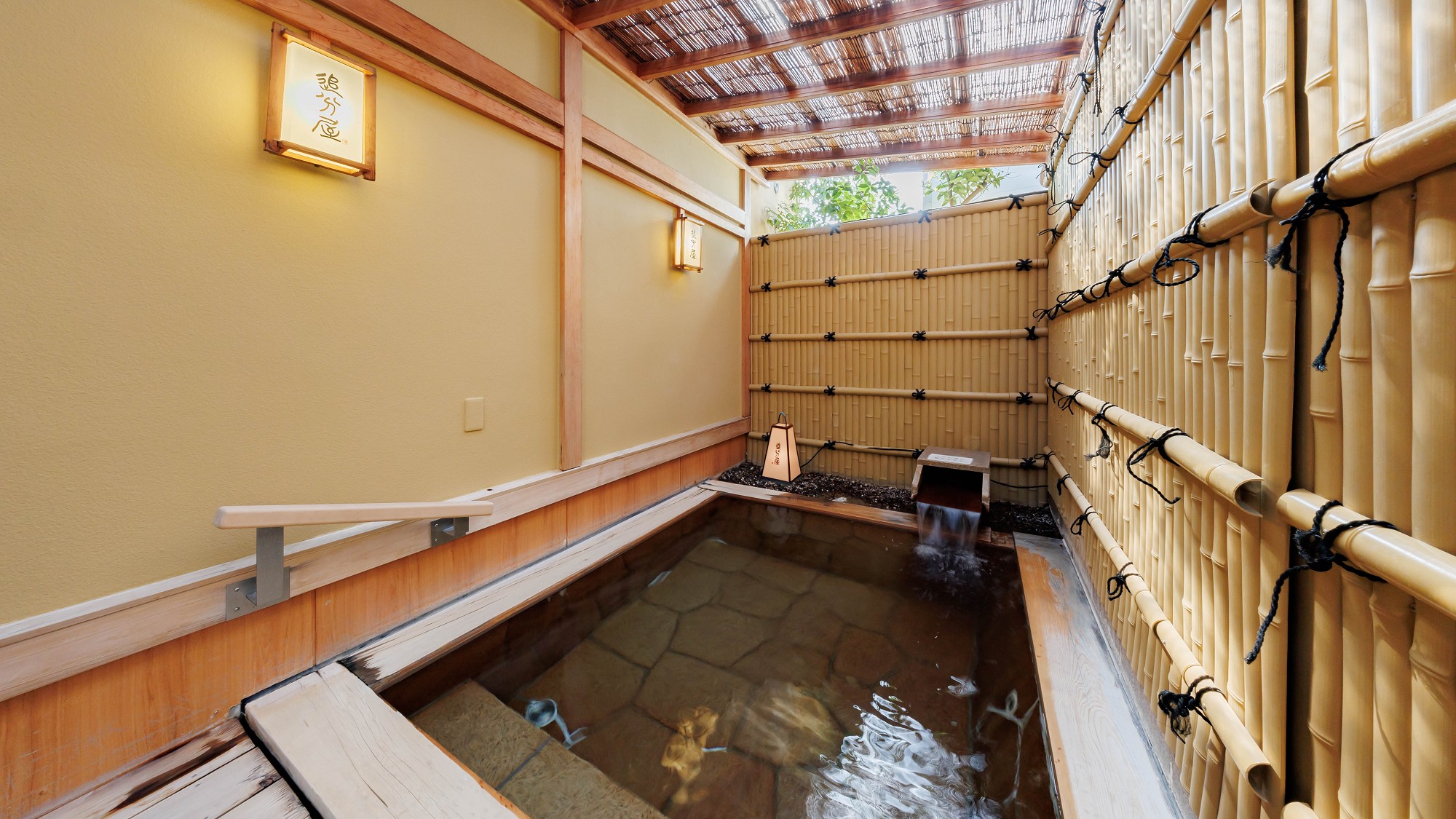 露天風呂／「木の香ただよう「檜露天」