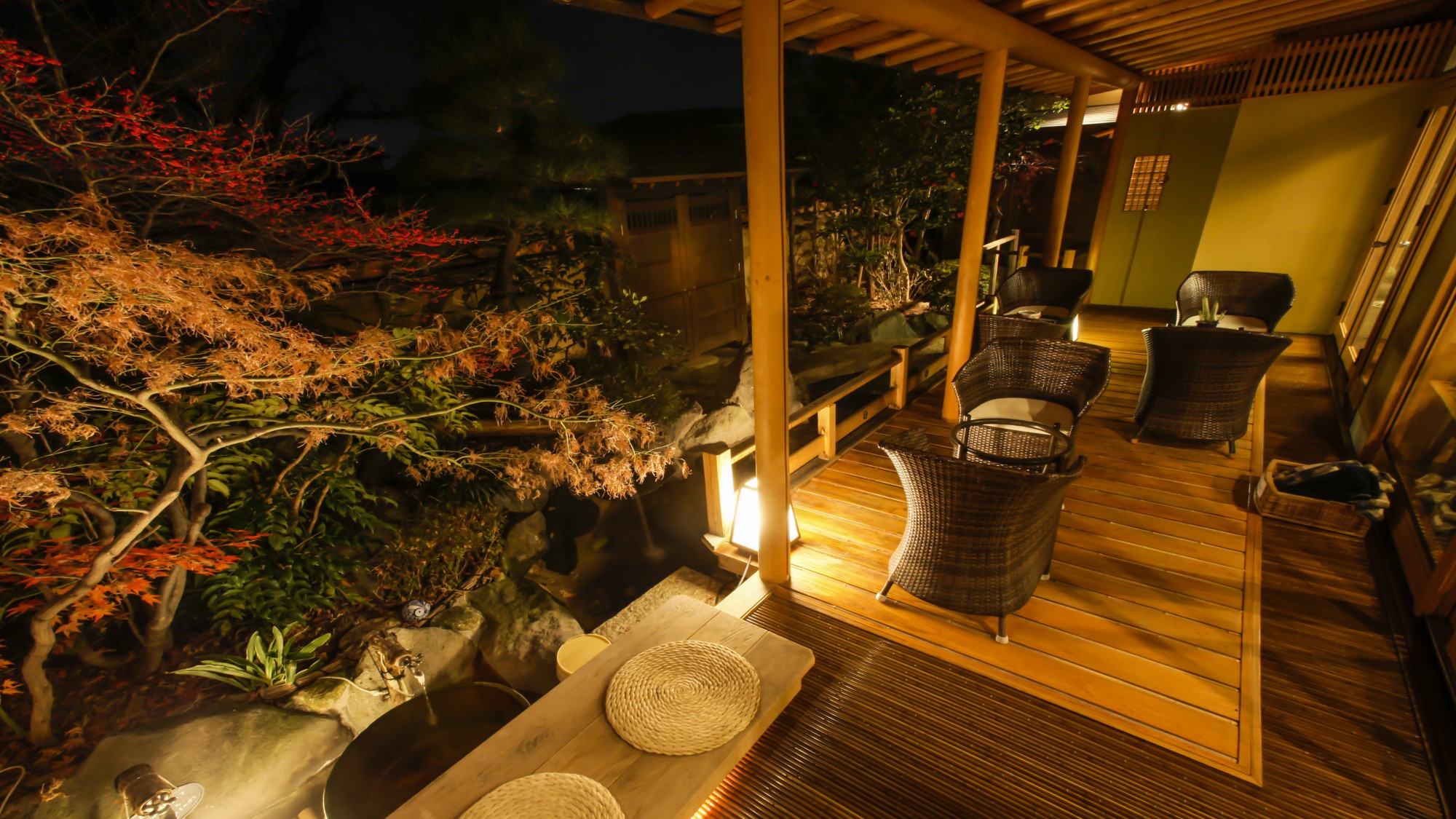 足湯テラス／夜の庭に、ひと休み