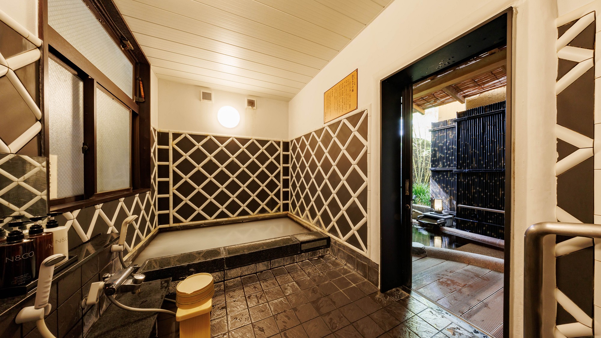 マイクロバブル温泉「泡エステの湯」 の先に、岩露天風呂がございます。