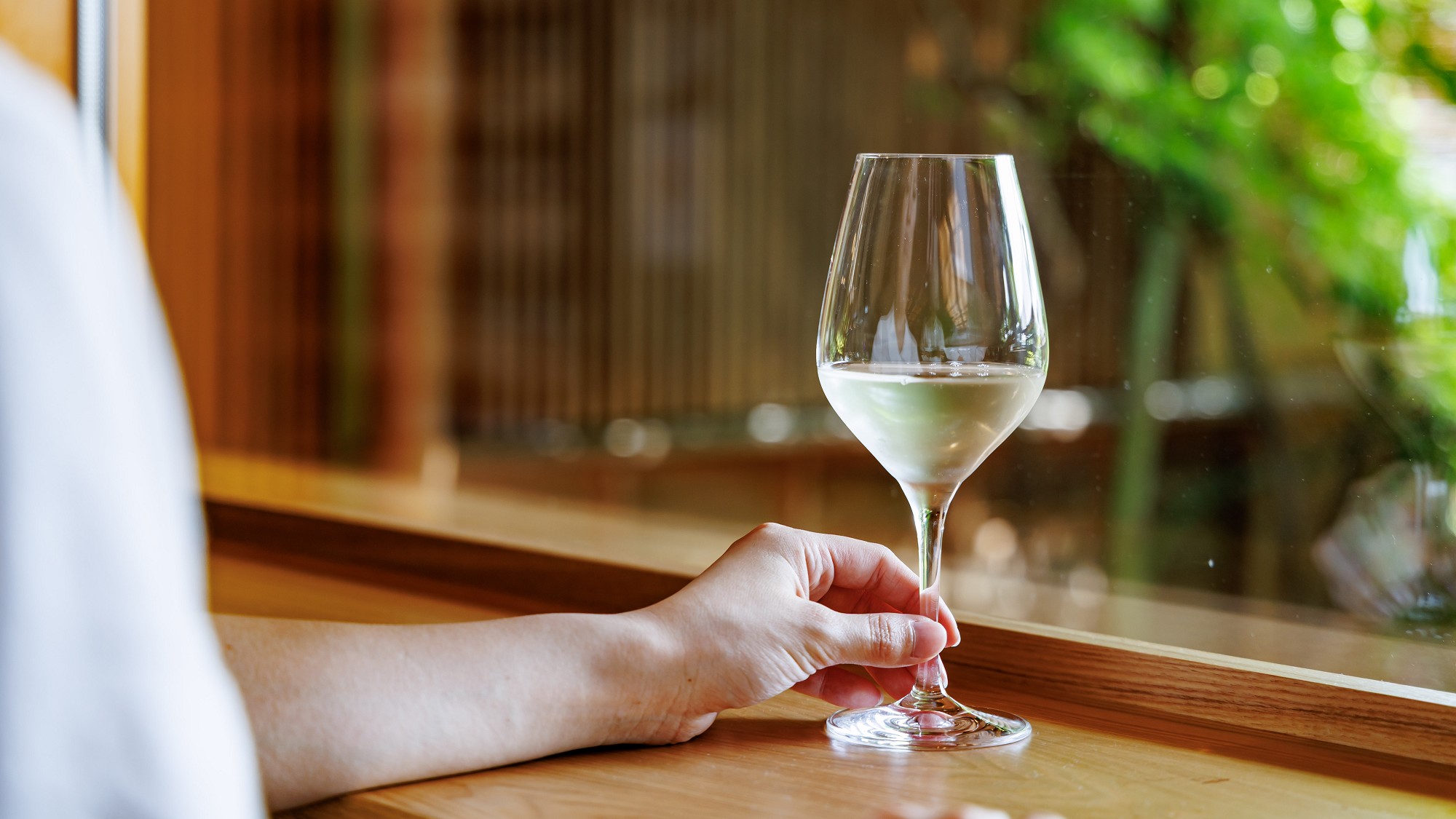 ラウンジ／チェックイン後からワインやコーヒーを楽しめます 