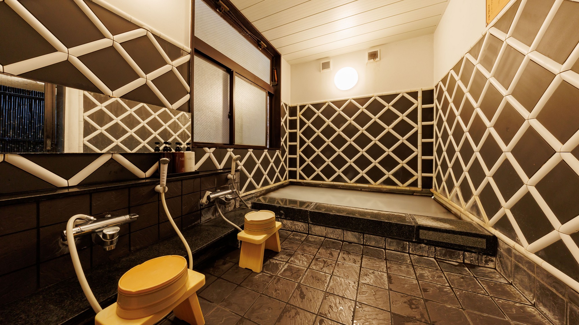 マイクロバブル温泉「泡エステの湯」 ／ミクロの泡が毛穴の中まで入り込み美肌効果、洗浄効果抜群