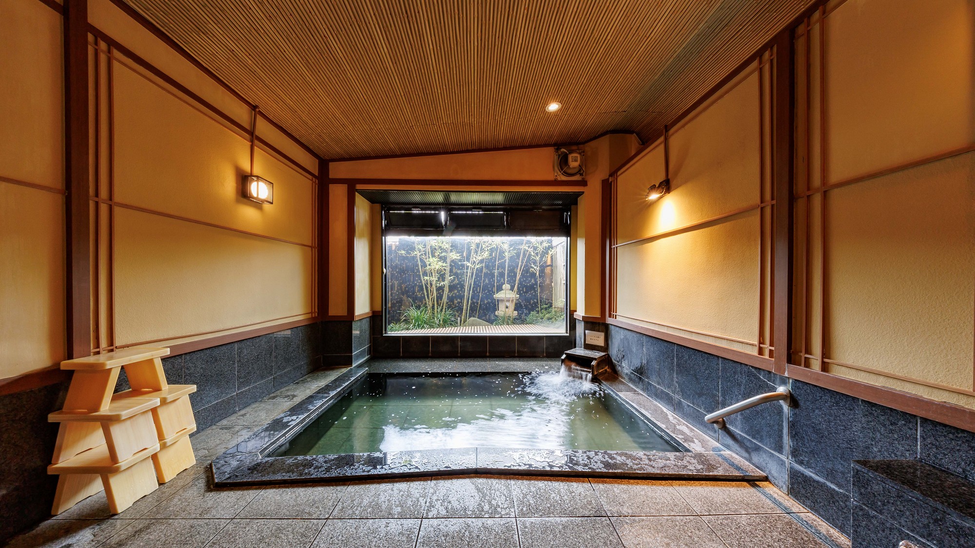 黒御影座敷風呂／一枚ガラス越しに、庭を望めます
