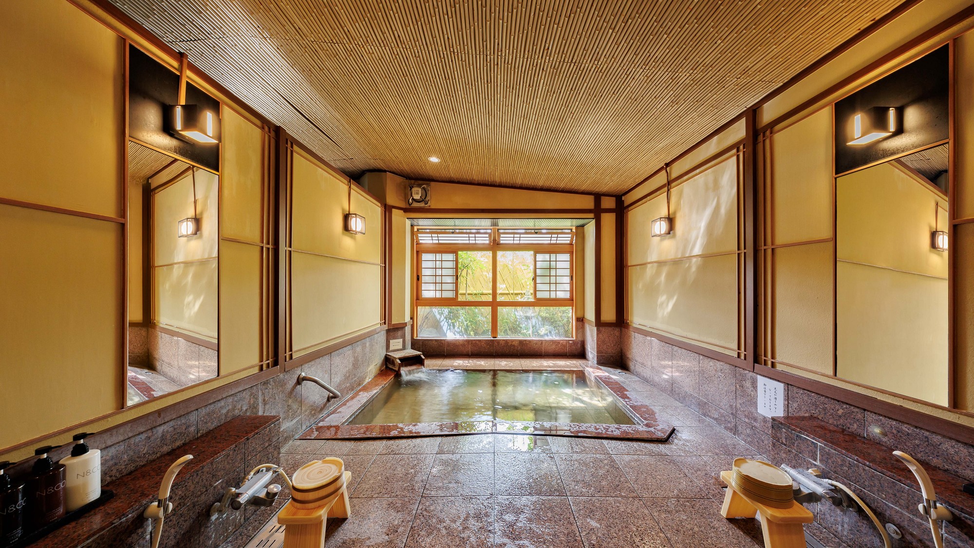 赤御影座敷風呂／日中の雰囲気