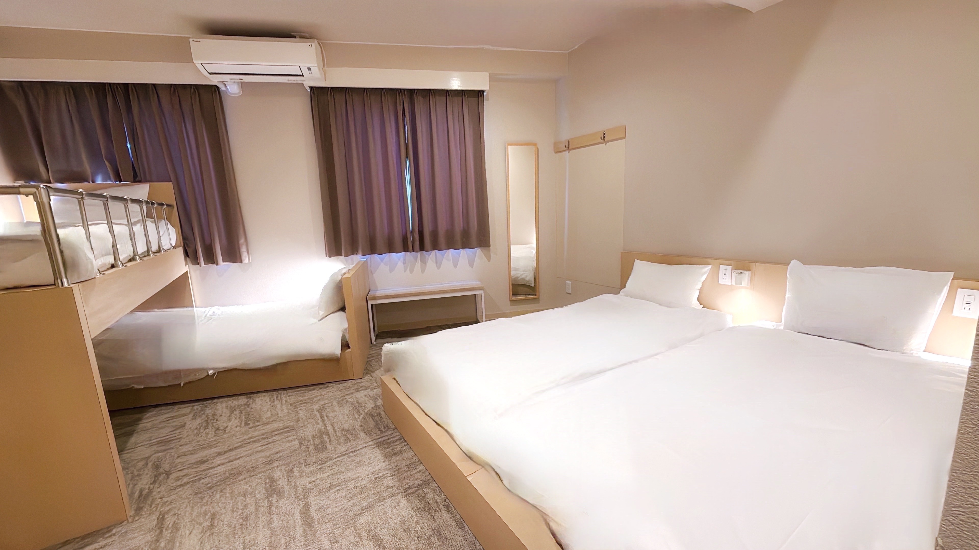 4人部屋（2段ベッド&times;１シングルベッド&times;２）