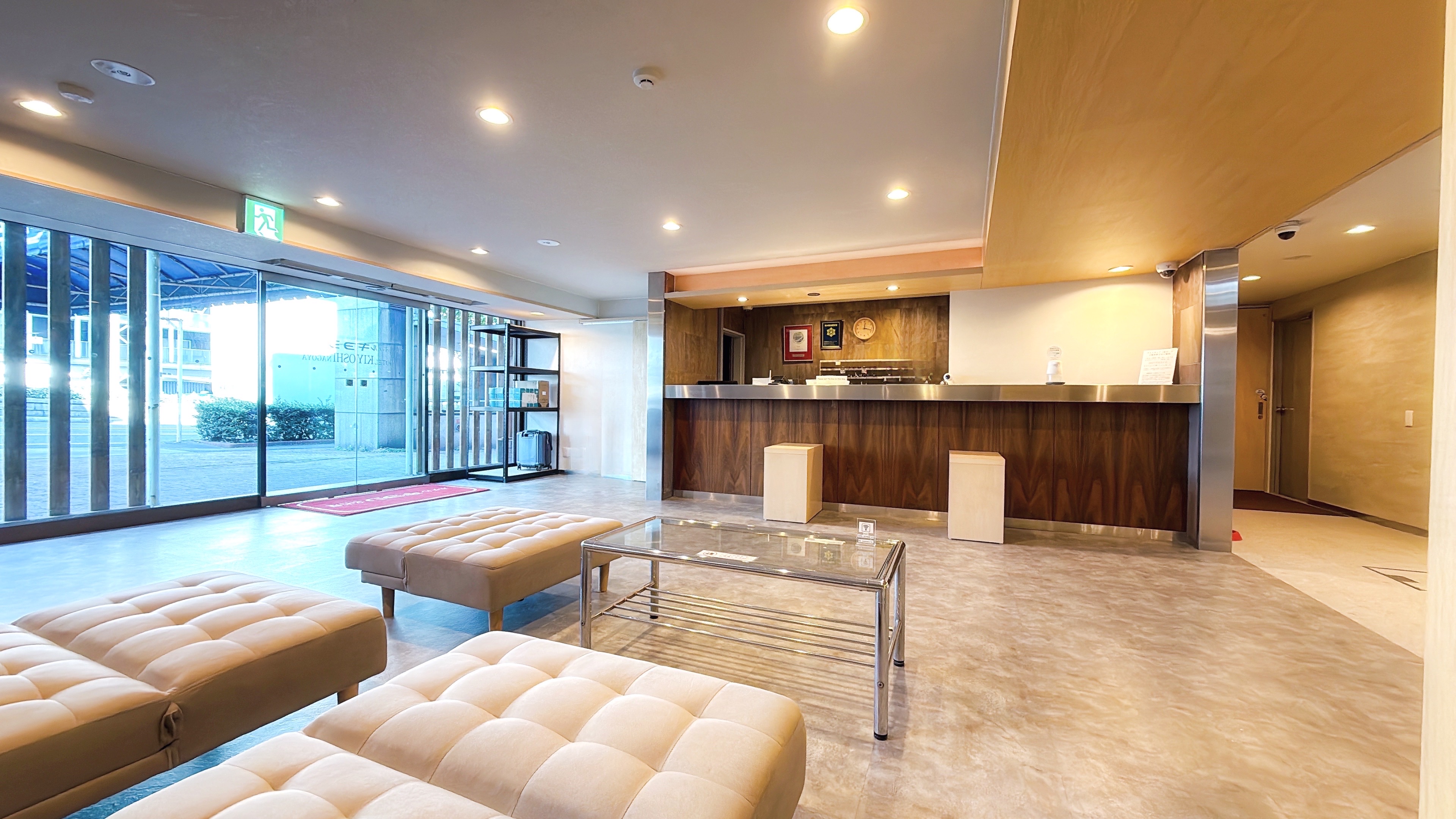 【ロビー】落ち着いた雰囲気のロビーエリア