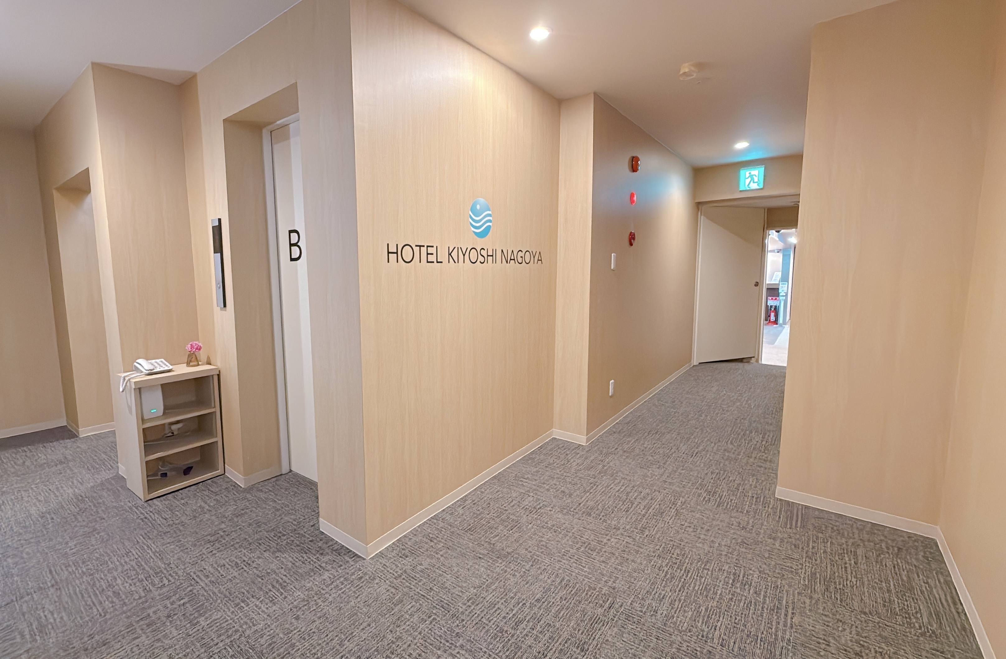 【B館／廊下】木目調で温かみのある廊下