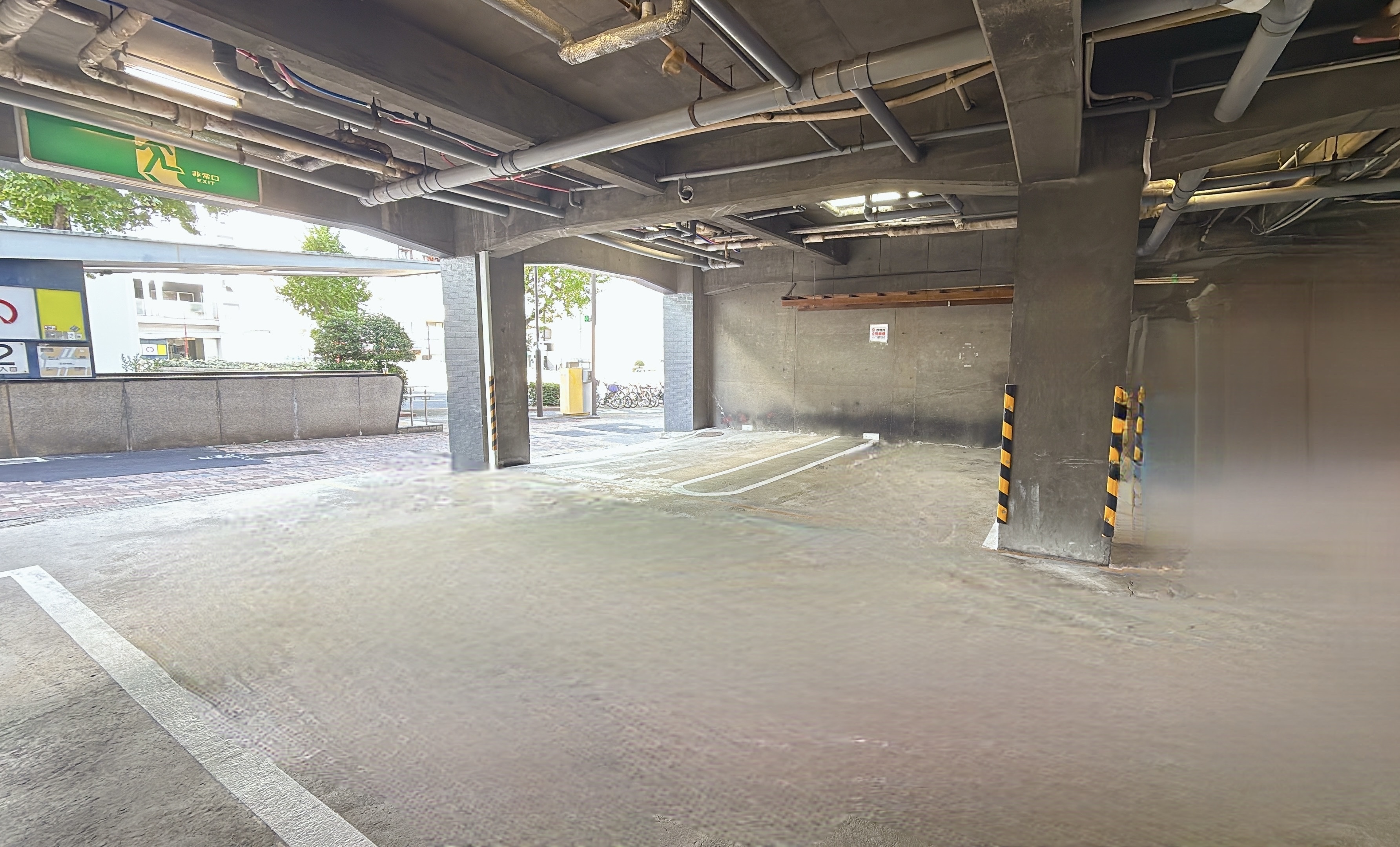 【駐車場】雨の日も安心の屋根付き駐車場（予約不可）