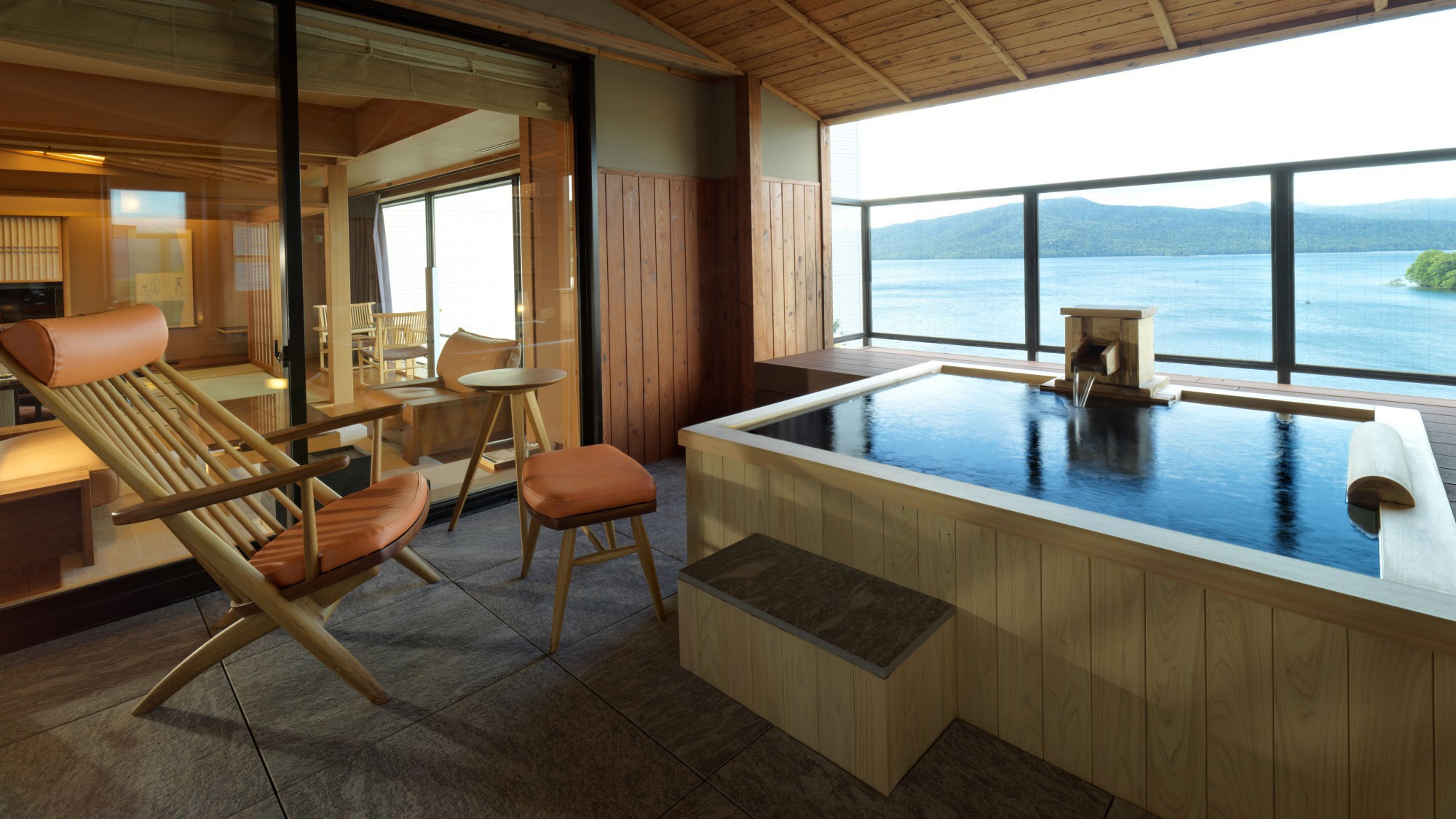 【露天風呂付・湖側】特別室 天の座スイート（客室一例）／檜の露天風呂から湖を眺めることができます。