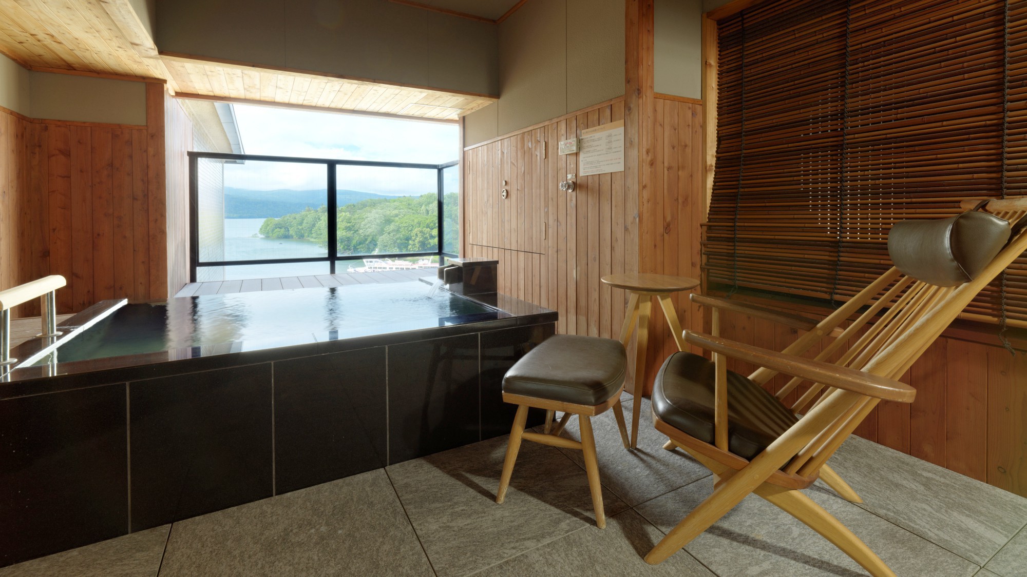 【露天風呂付】風の座スイート（客室一例）／湖側に面した露天風呂と、リラクゼーションルームがございます