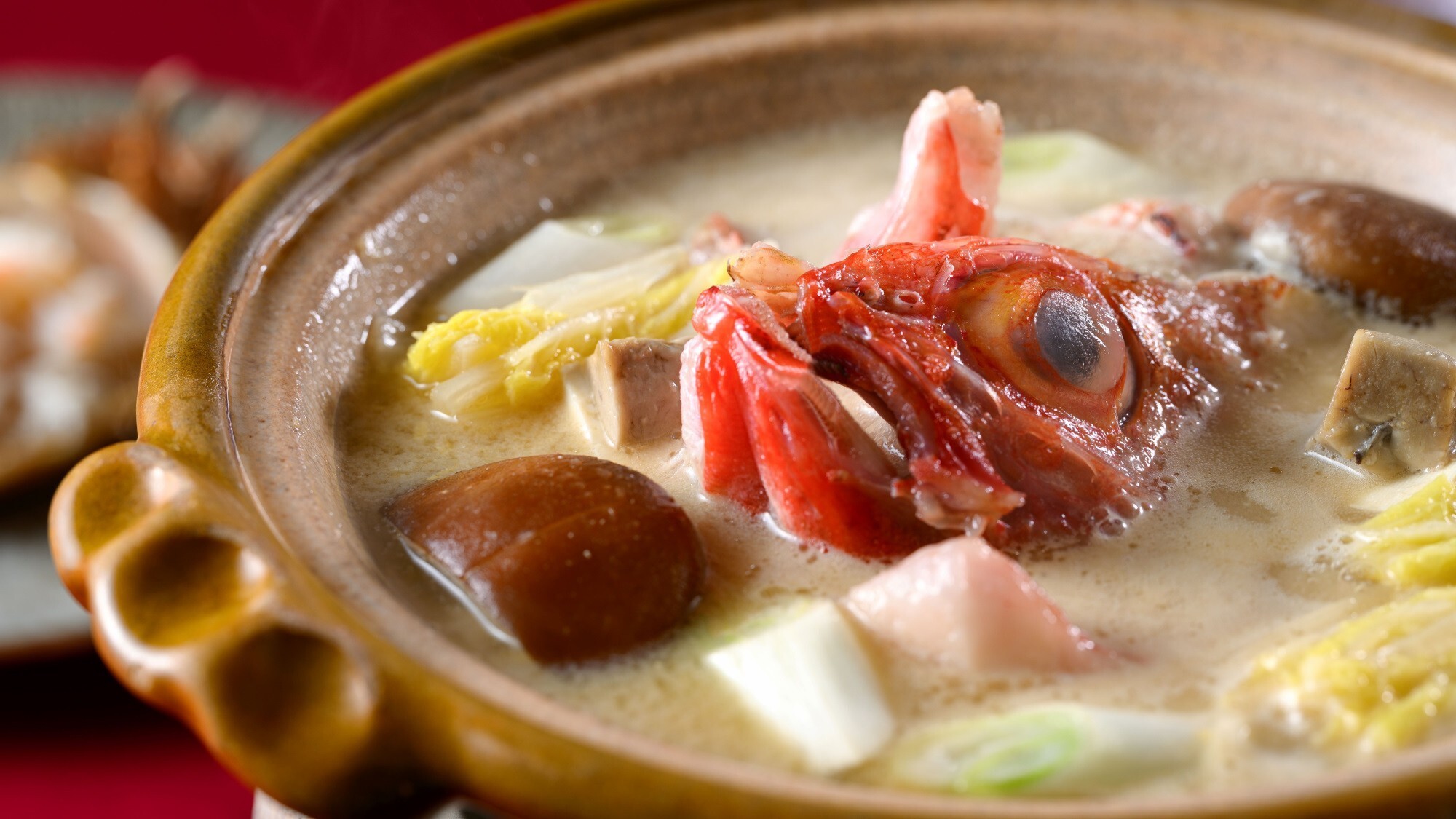 ■至高会席「茜山膳」一例／北海道産のめんめ（きんき）を使った、鄙の座ならではの深い味わい。