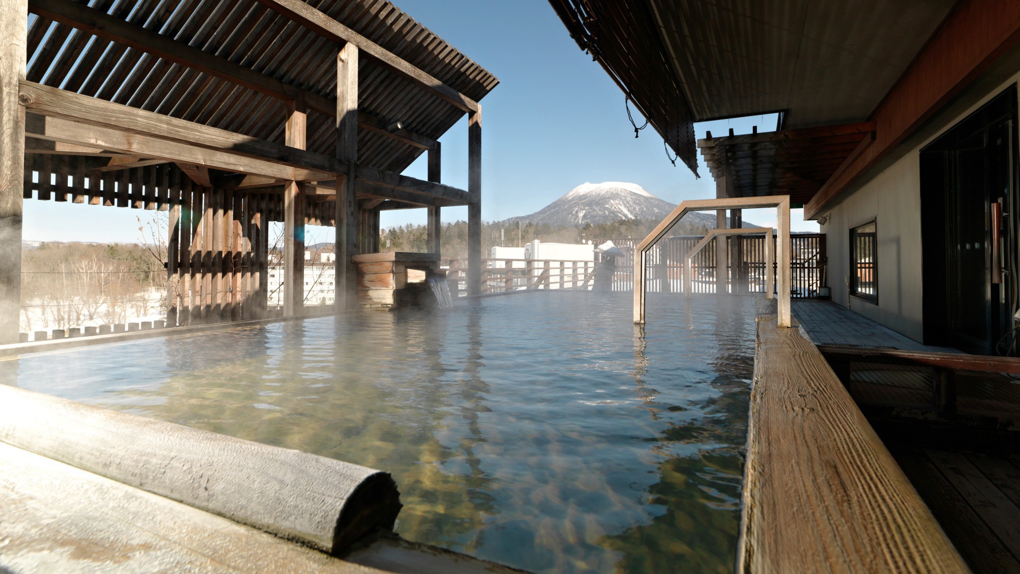 【7階大浴場・石室の湯】金の弓／露天風呂（冬）雄阿寒岳を望むことができます。