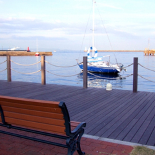 【周辺散策】ホテルＫＧの裏手は、海沿いの散歩道♪ベンチに座って海を眺めるのもおすすめ。