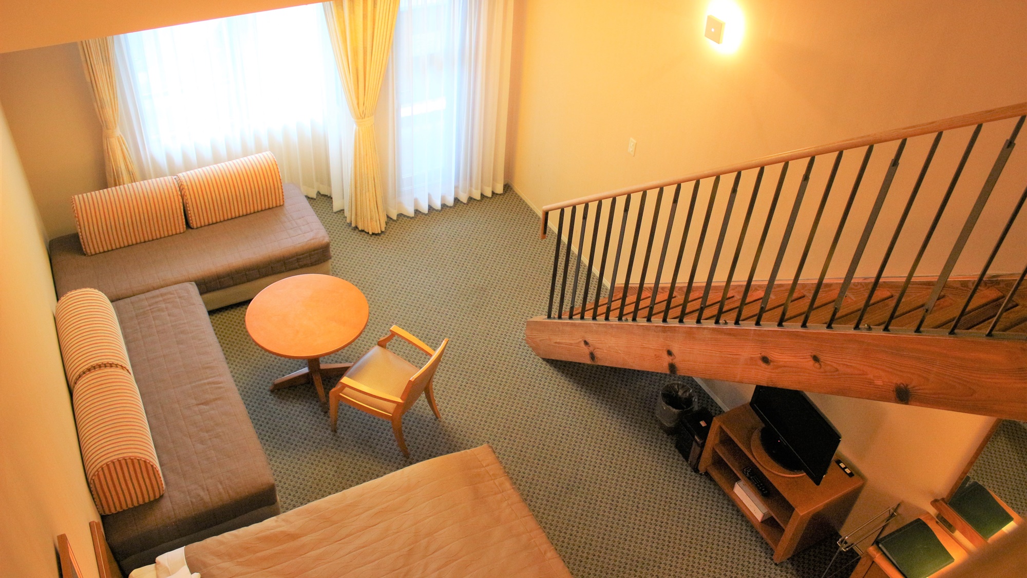 ご家族やグループ様でのご宿泊におすすめ！1階・2階を備えたメゾネットタイプの洋室です。