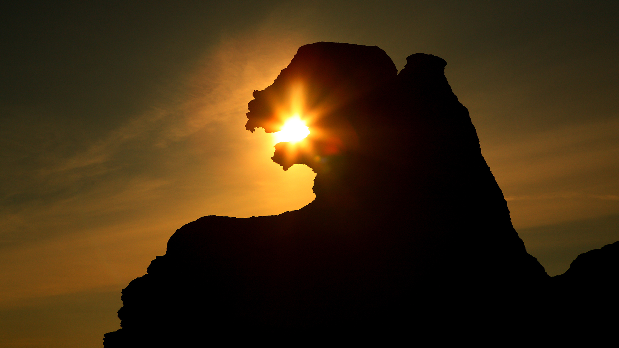 夕日に映える「ゴジラ岩」