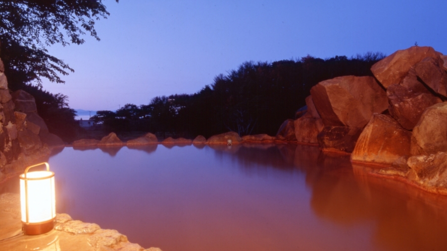 露天風呂『源泉石山の湯』（夕景）