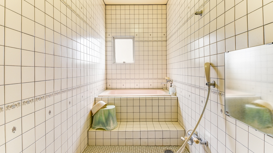 *【海側和室12畳／風呂】白タイル貼りの明るい浴室