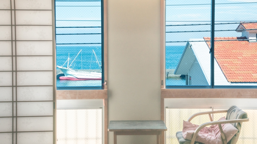 ＊【3階海側和室10～12畳和室・バス・トイレ付　一例】窓からバス停と内浦の海をお楽しみいただけます