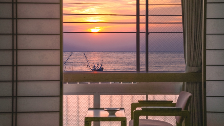 ＊【3階海側和室10～12畳和室・バス・トイレ付　一例】窓か内浦港へ沈む夕日をお楽しみいただけます