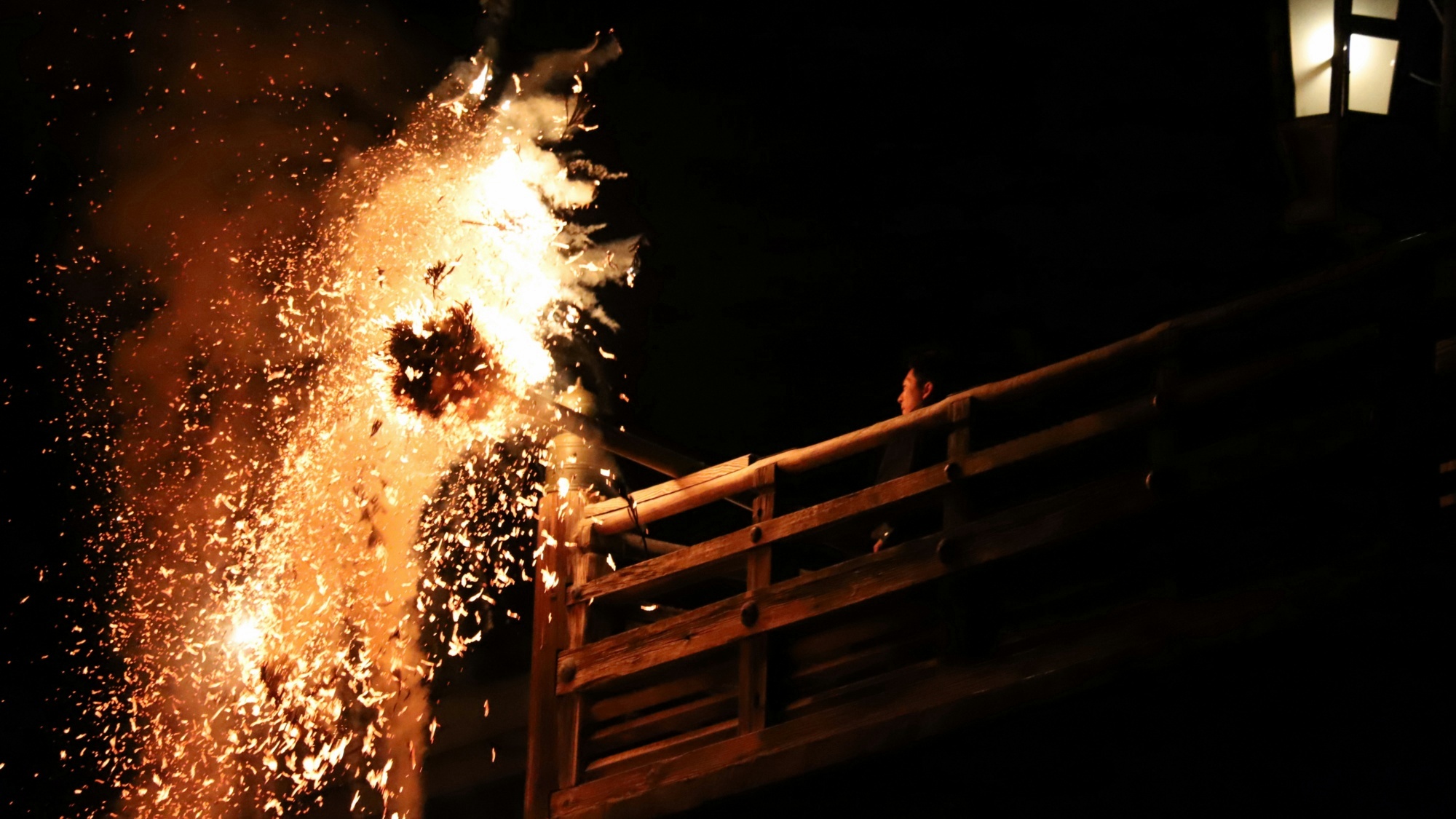 *【周辺観光】お水取りで迫力満点のお松明