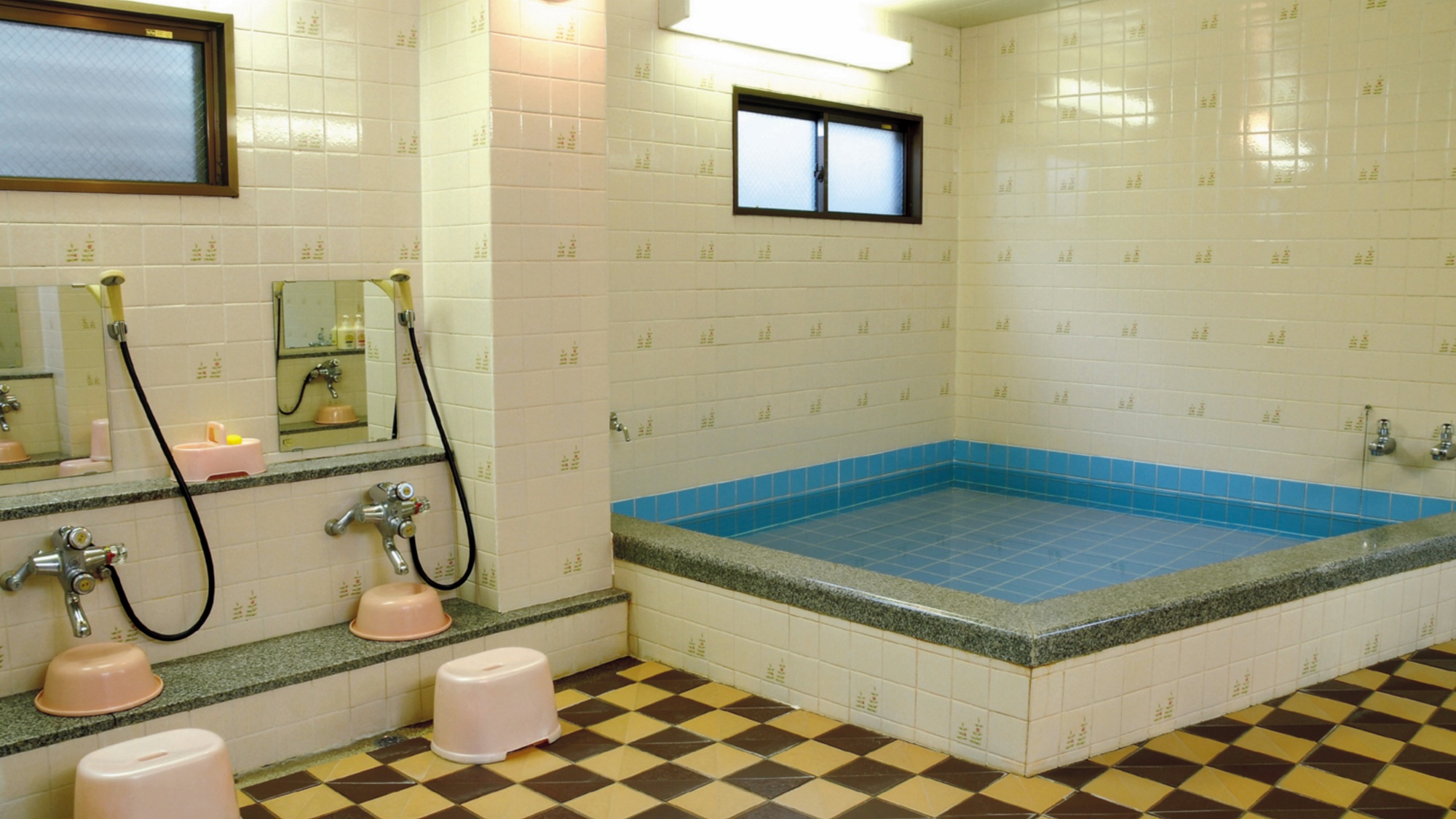 *【大浴場】お湯につかって疲れを癒してください