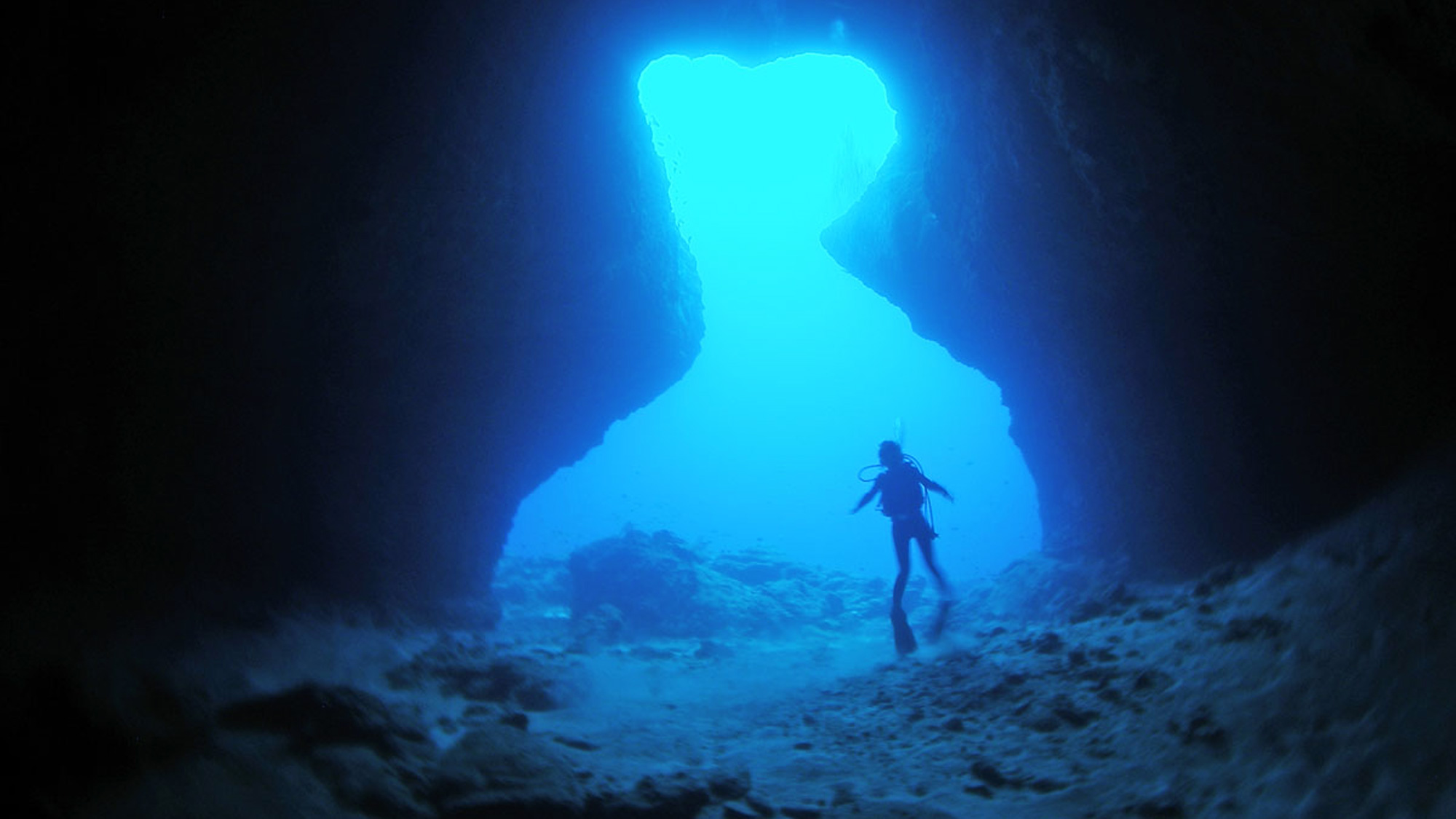 【ダイビング】下地島にある中の島ホールです。ダイビングでしか味わえない海の中の景色。