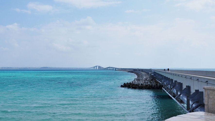 【伊良部大橋】エメラルドブルーの海の上を、のんびりと歩きながらじっくり楽しむこともできます♪