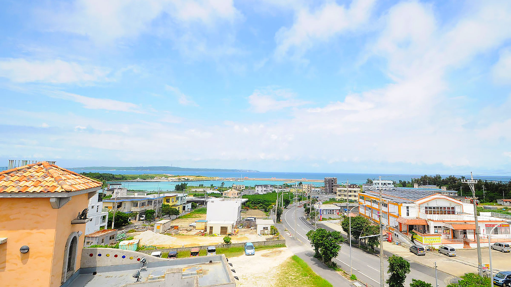 【屋上】宮古島の街並みと海を一望することができます。夜には空いっぱいに広がる満天の星空で絶景です！