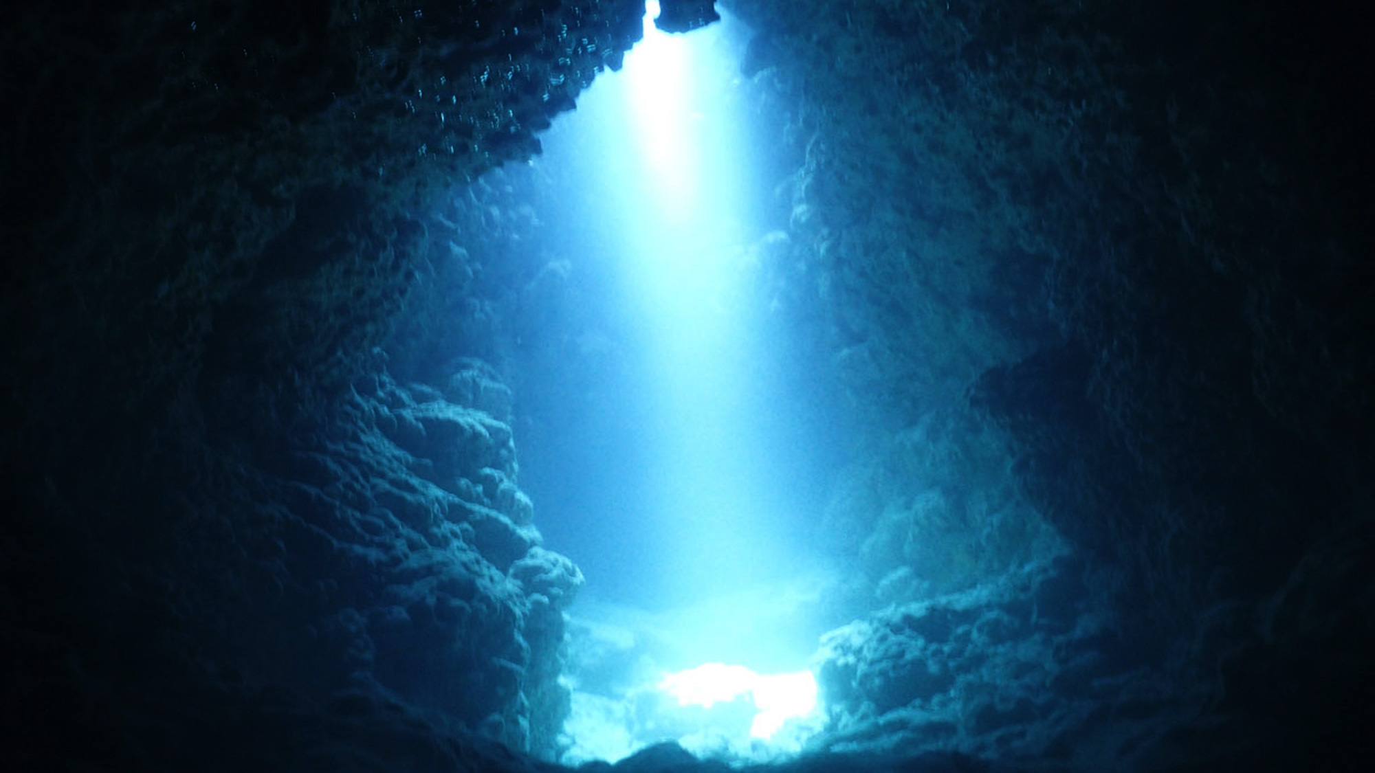 【ダイビング】光が射し込み神秘的な雰囲気。