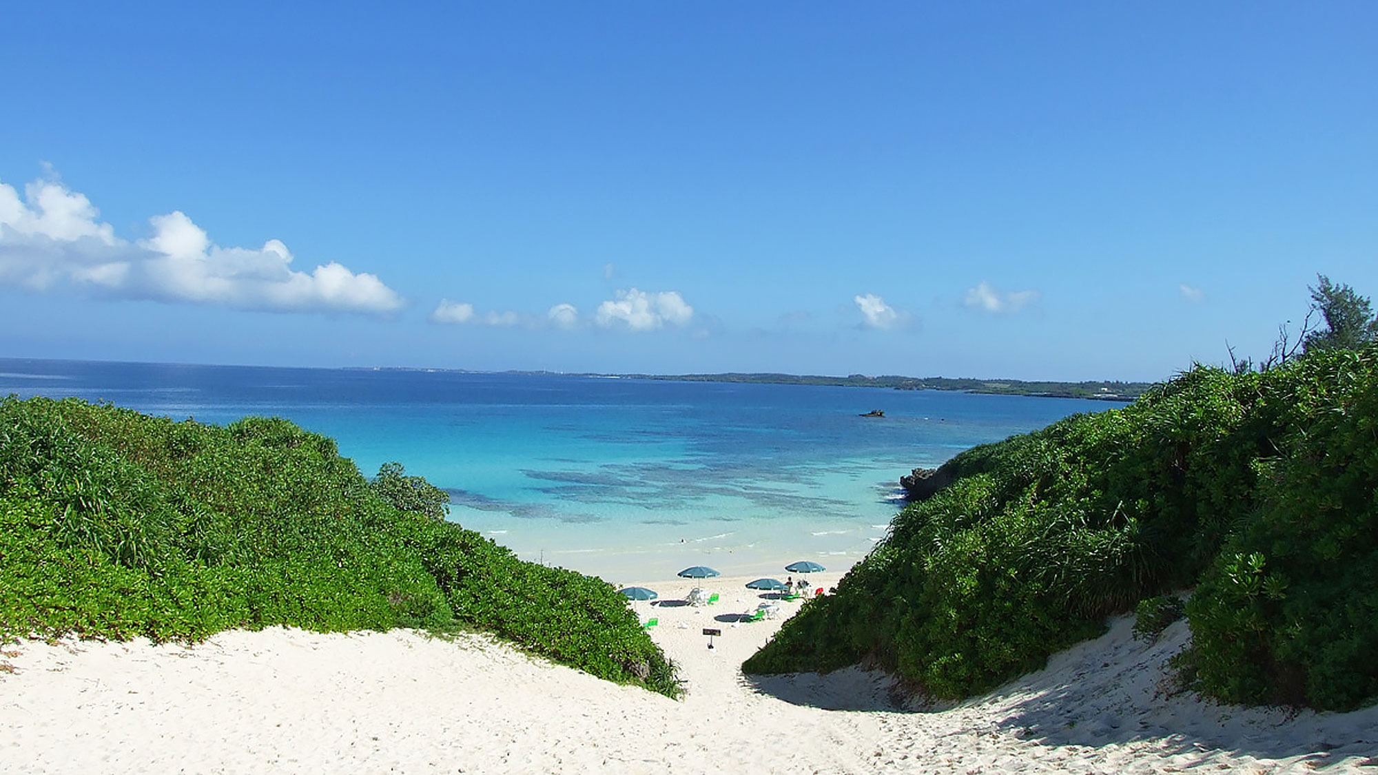 【砂山ビーチ】当館より車で約13分。透明度の高い海に白い砂浜が魅力の有名なビーチです。
