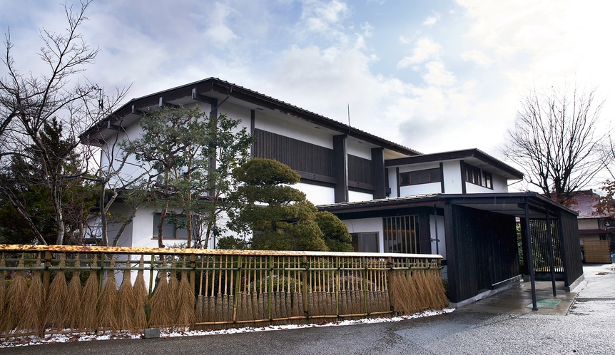 【三木屋　参蒼来】総平屋造りの珍しい湯宿。広々とした敷地には日本庭園が広がる。