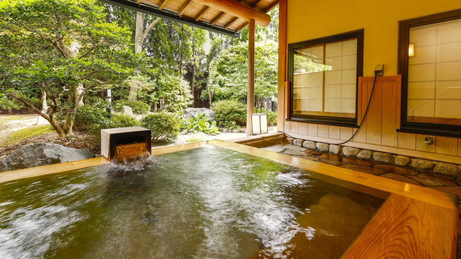 【西離れ】西離れの温泉露天風呂付客室で、庭園を見ながらゆったりとプライベートな時間を過ごして。