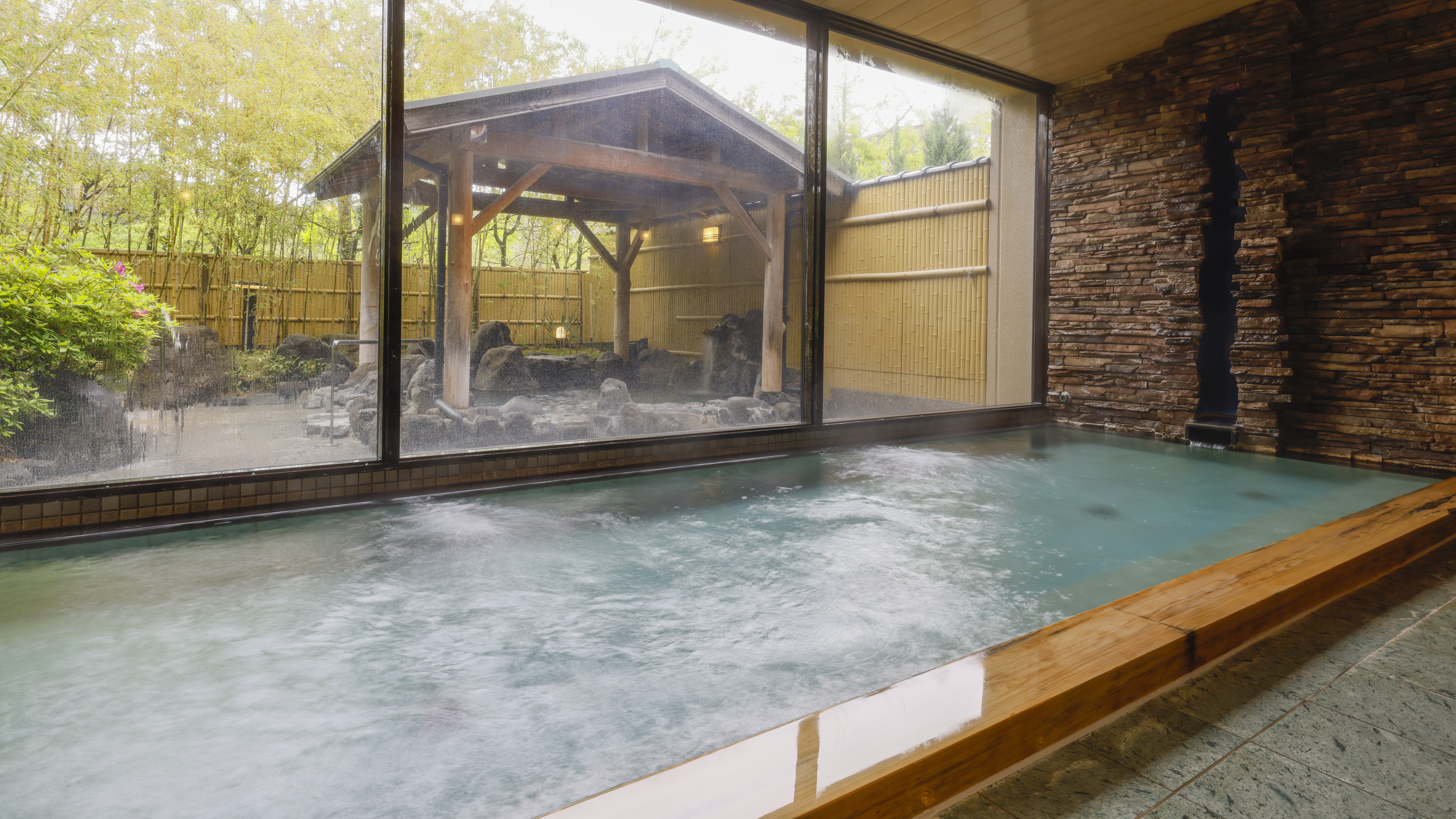 【大浴場】夕日ヶ浦温泉の「美人の湯」は、体の芯まで温まり日頃の疲れを癒してくれます。