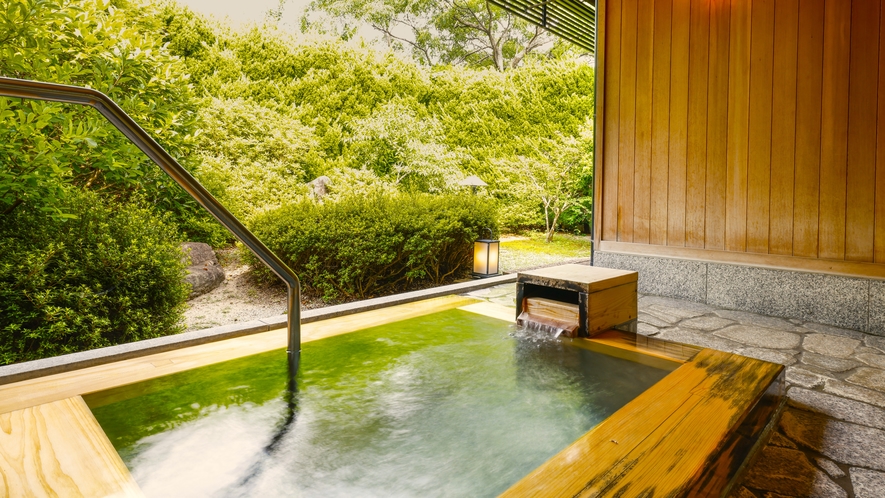 【東離れ】日本庭園に癒される、東離れの温泉露天風呂。プライベートな湯浴みをゆったりと。