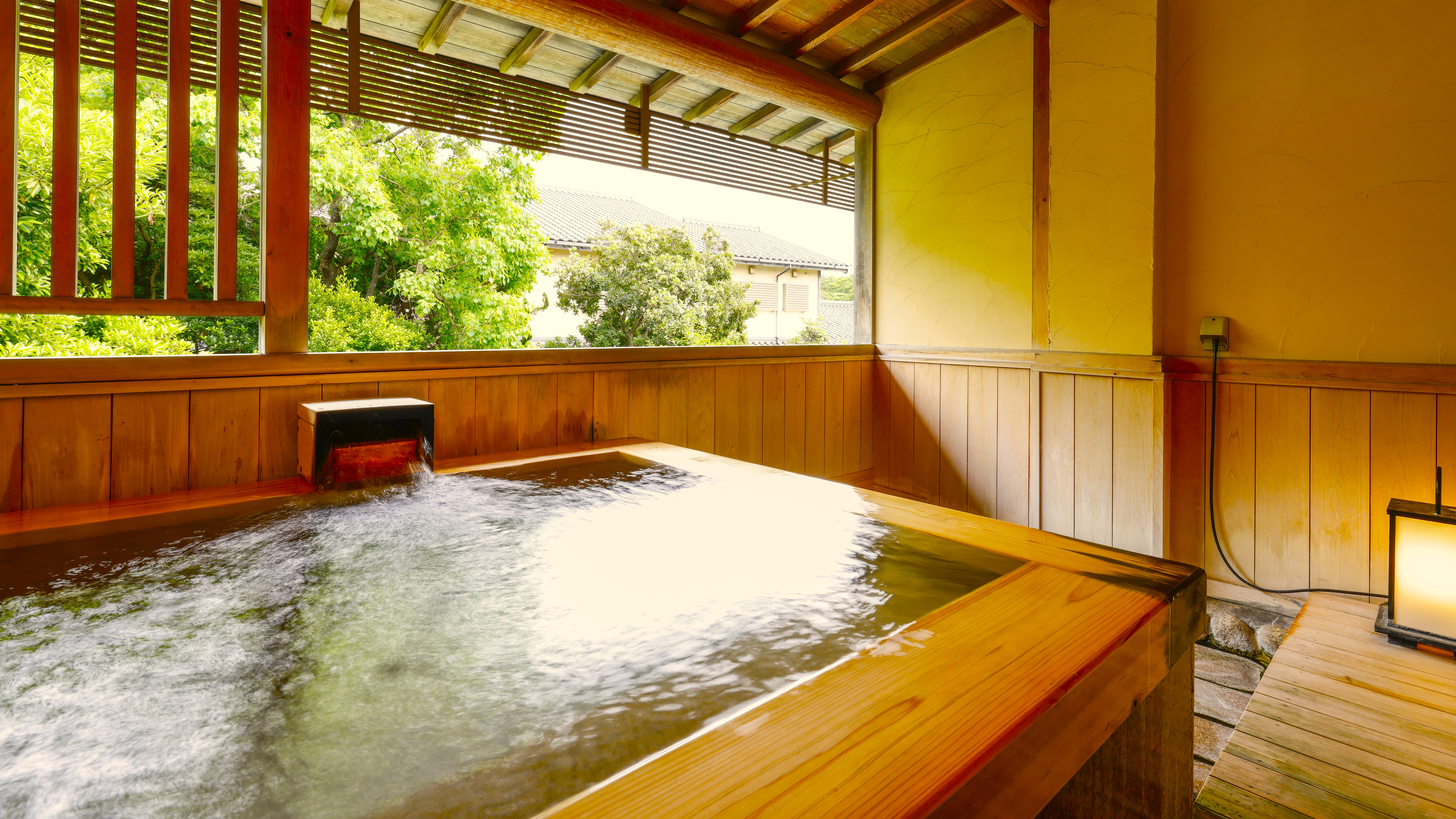 【西離れ】西離れ２階の露天風呂客室は、温泉露天風呂でプライベートな湯浴みを心ゆくまで。