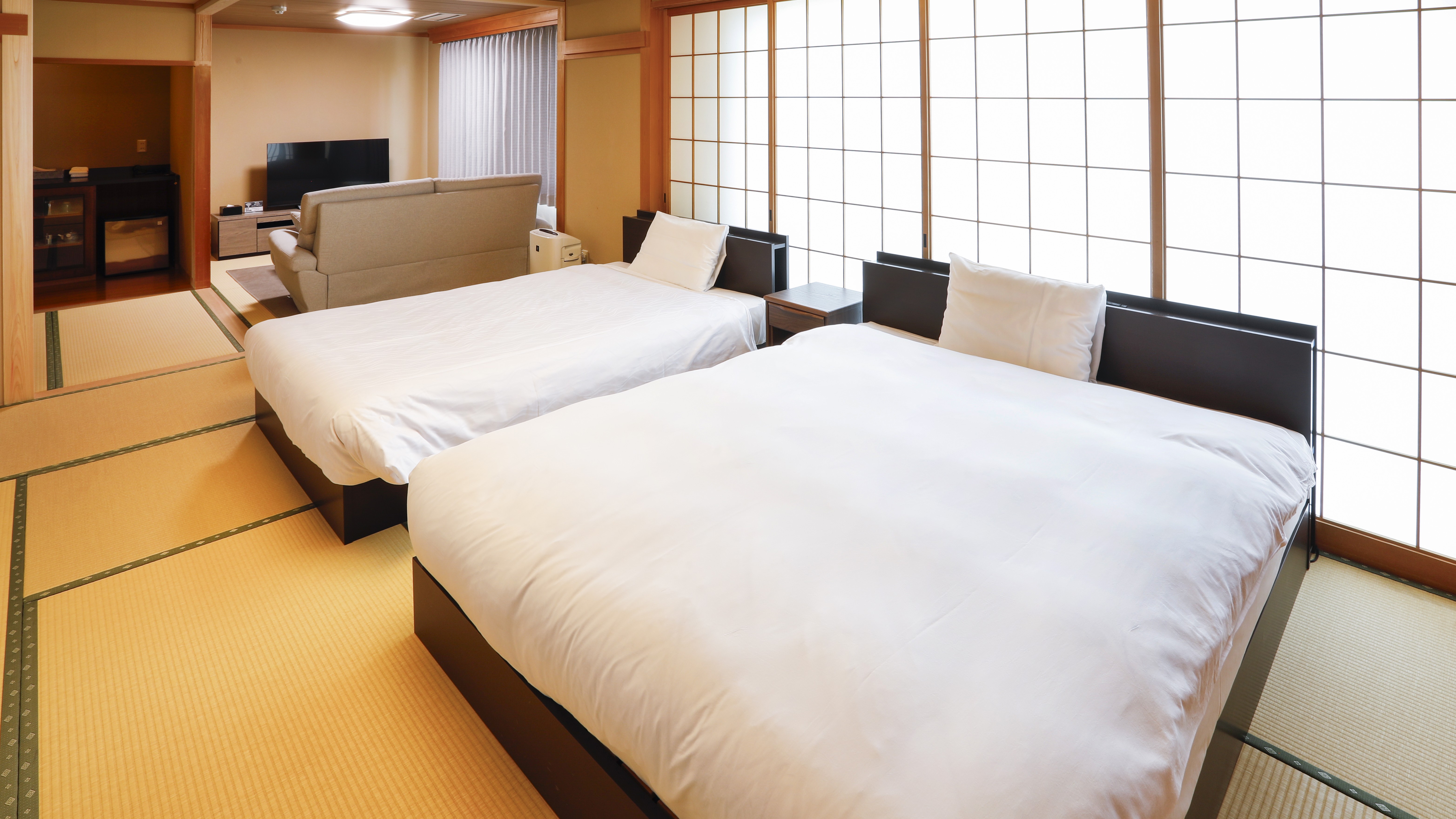 【本館和洋室】25年夏にリニューアルした本館和洋室でゆったりとお過ごしください。