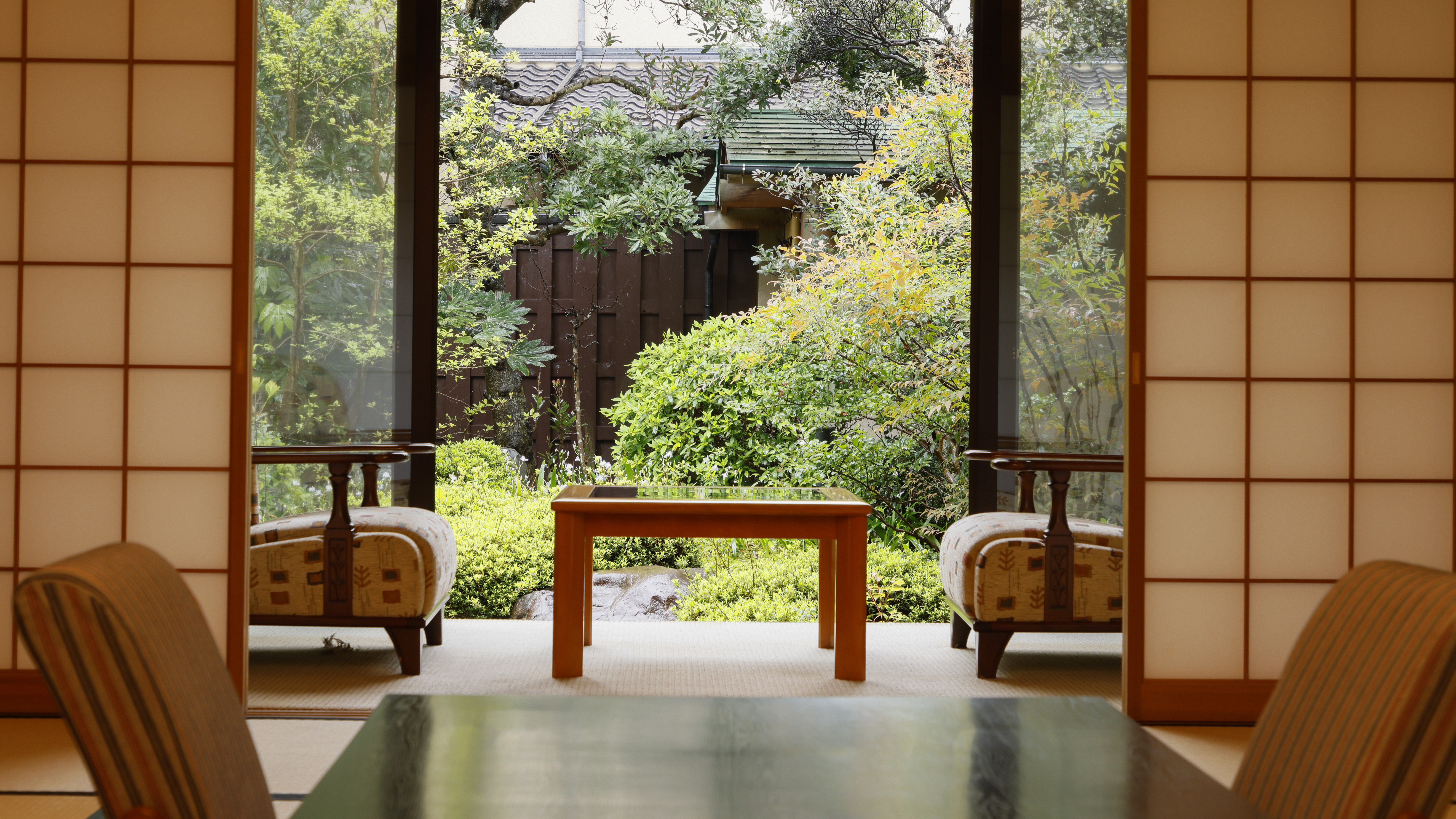 【東離れ】日本庭園に癒される、東離れ10畳の露天風呂付客室。